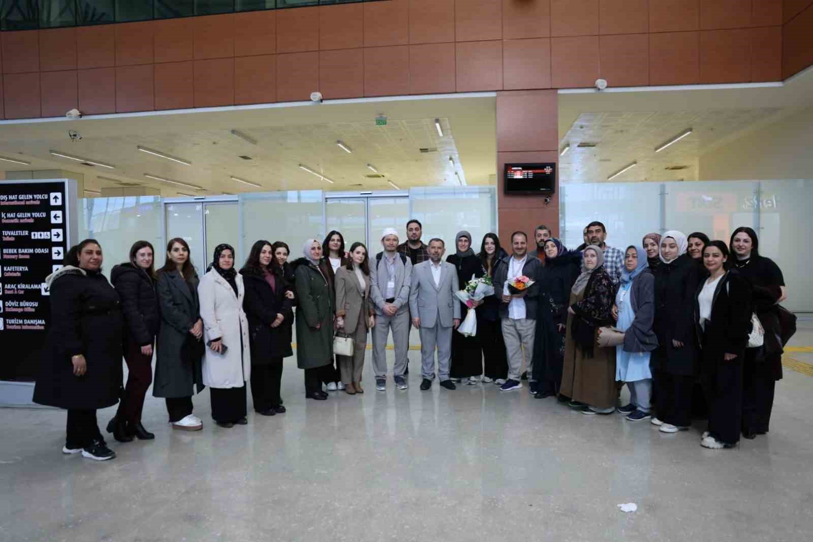 Mardin&rsquo;de "Aile Yılı" kapsamında umreden d&ouml;nen &ccedil;iftlere duygusal karşılama
