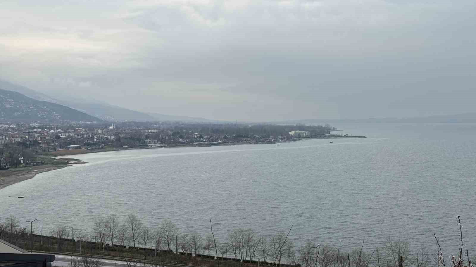 Yağışlar Sapanca Gölü’nde seviyeyi artırdı ancak risk hala devam ediyor