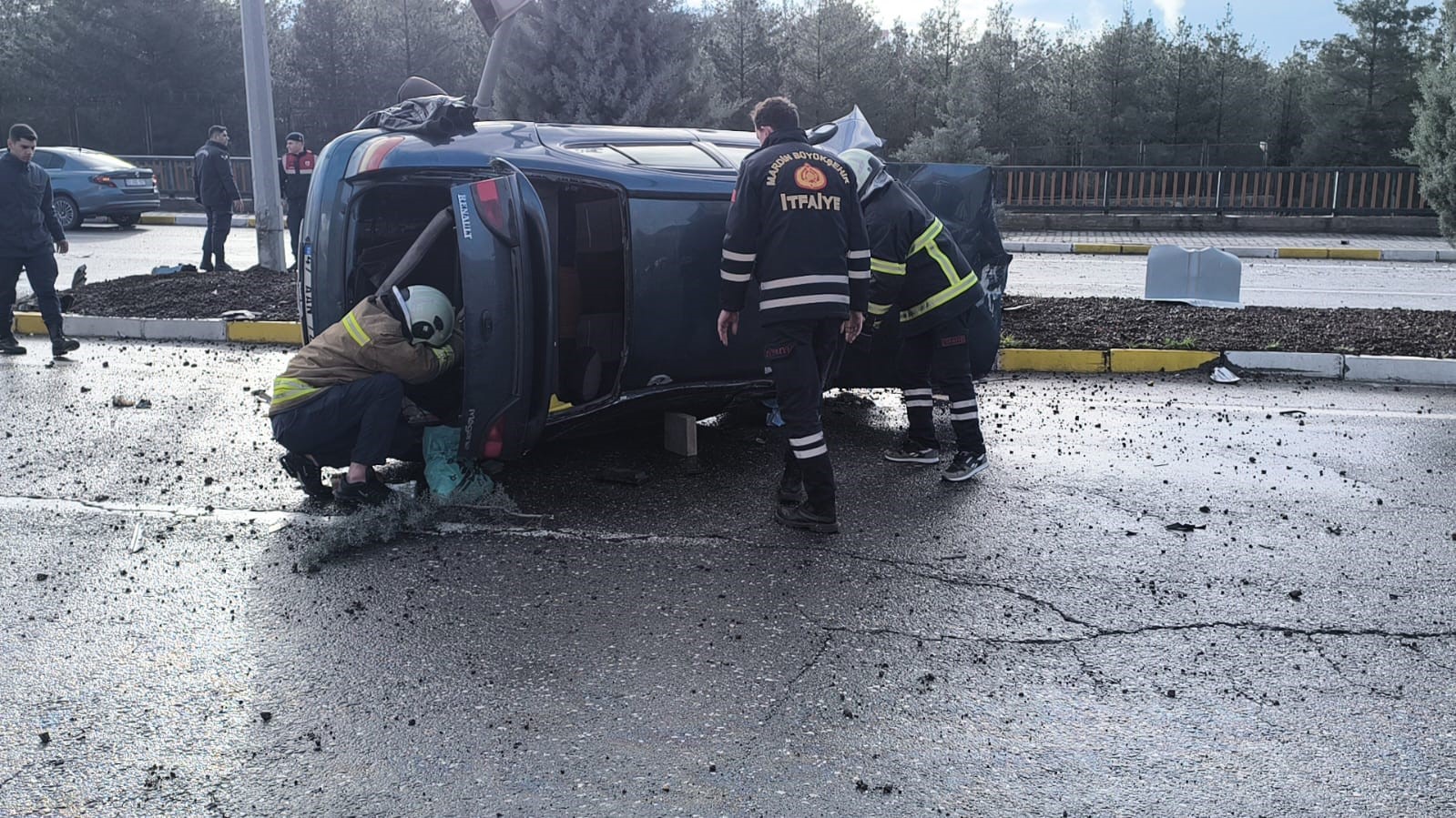 Mardin&rsquo;de ref&uuml;je &ccedil;arpan otomobilin s&uuml;r&uuml;c&uuml;s&uuml; yaralandı
