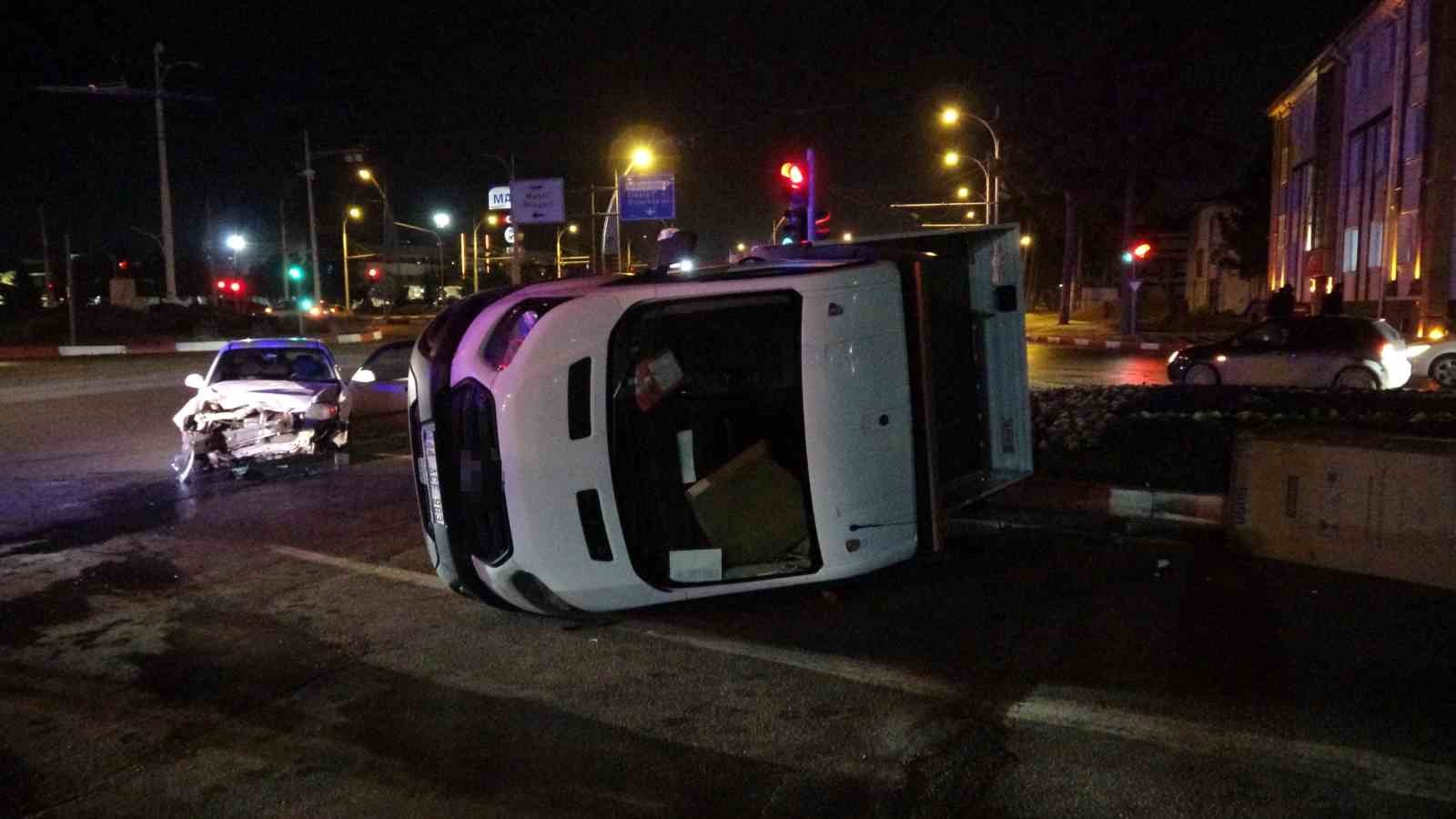 Malatya’da kamyonetin devrilme anı kamerada