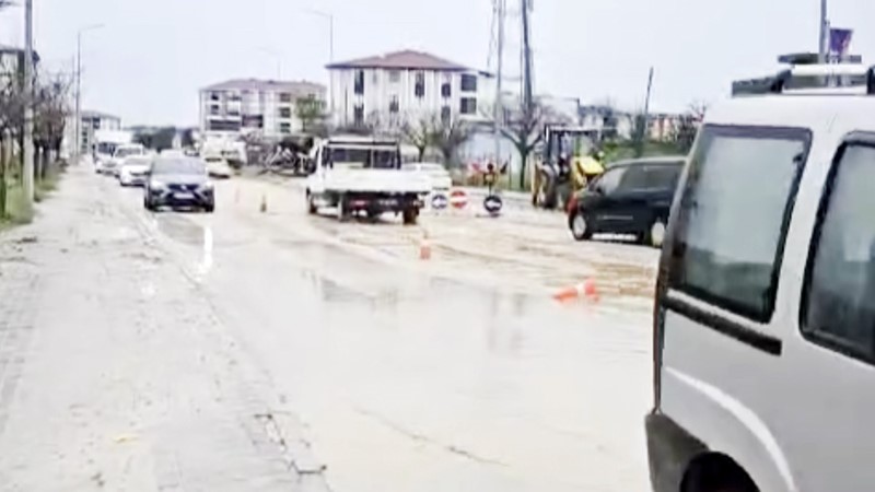 Edirne&rsquo;de bozuk yollar s&uuml;r&uuml;c&uuml;leri ve yayaları canından bezdirdi
