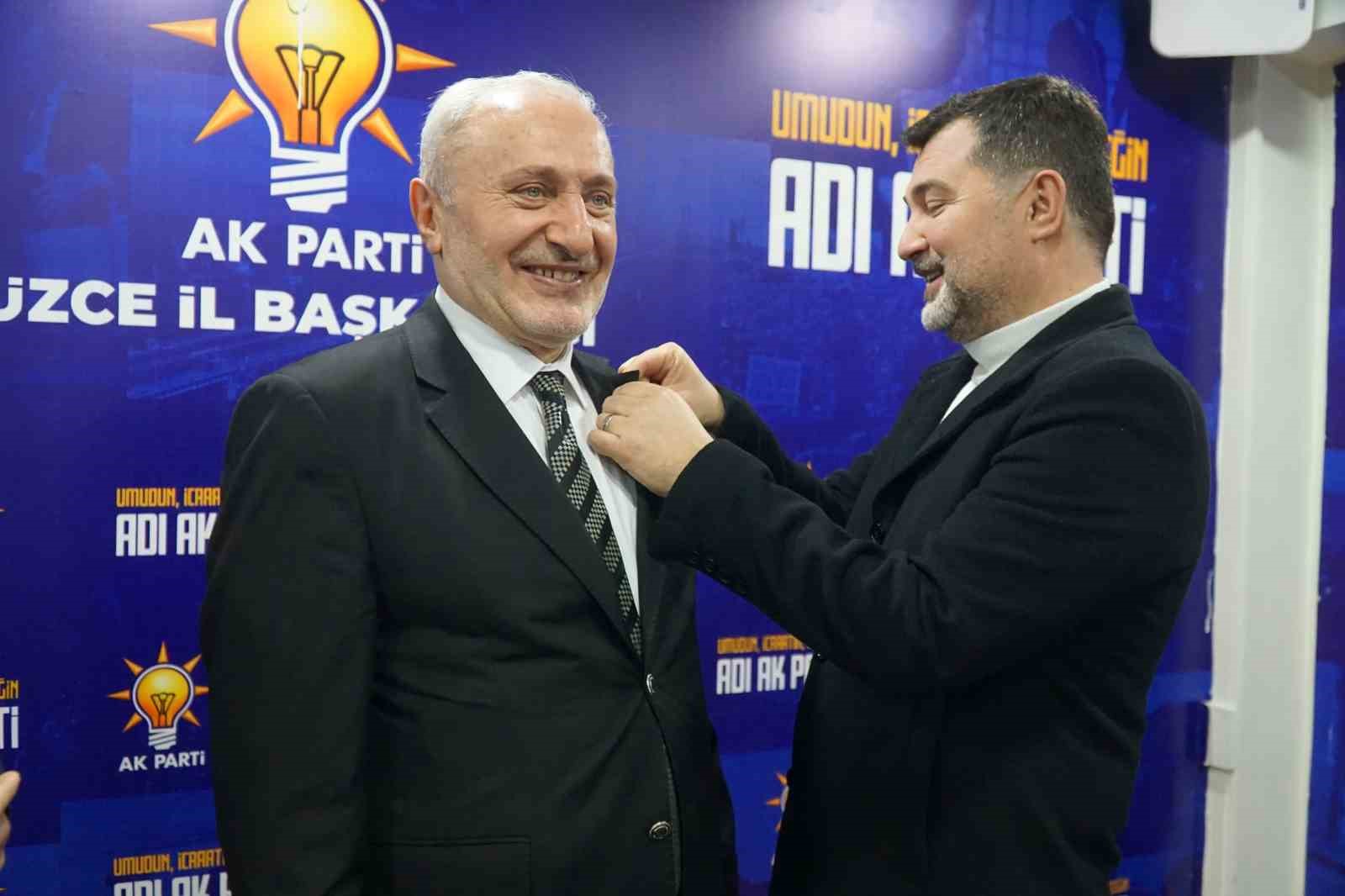 D&uuml;zce&rsquo;de emekli eğitimciler AK Parti&rsquo;ye katıldı
