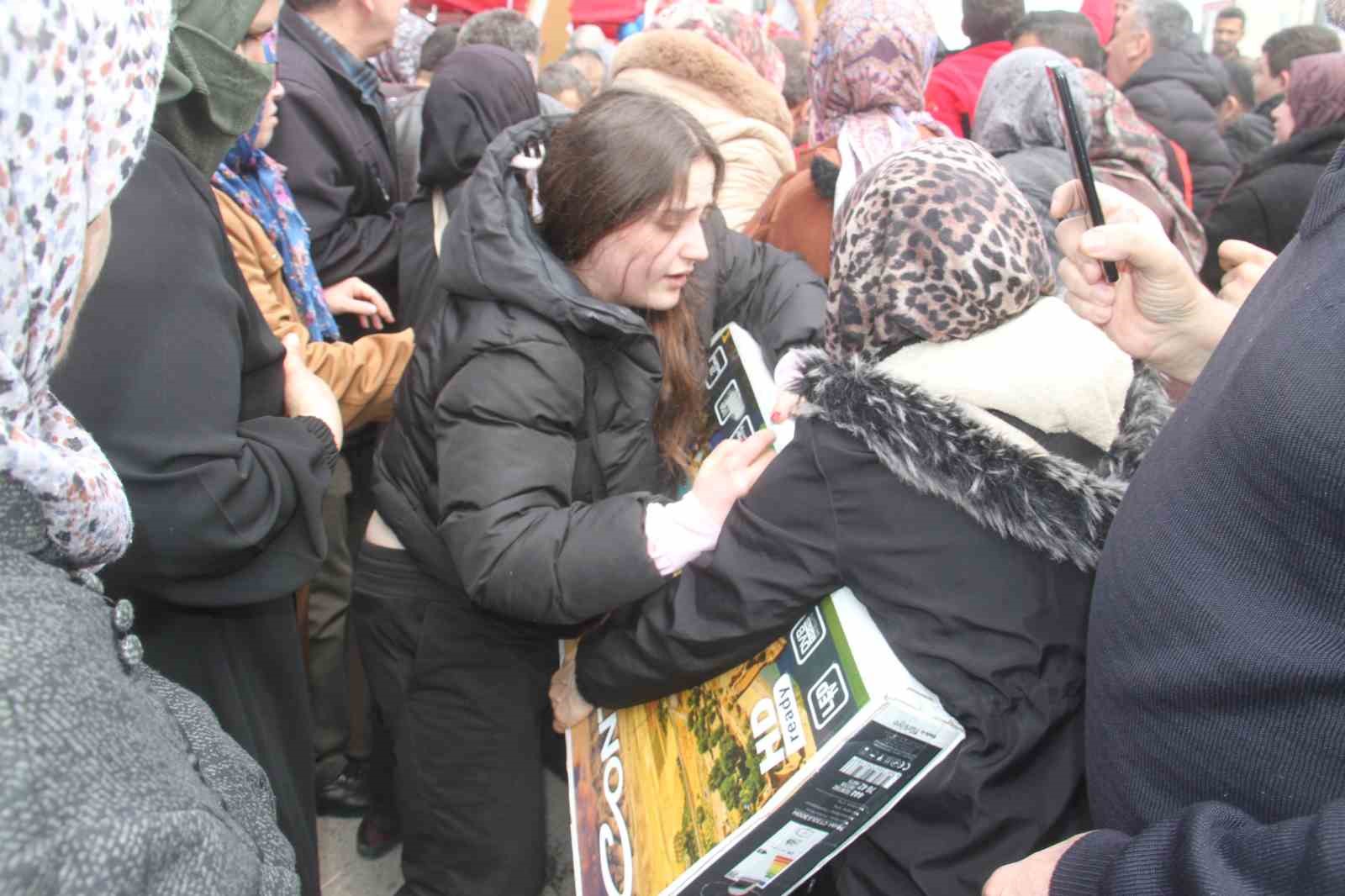 Konya’da ucuz televizyon izdihamı