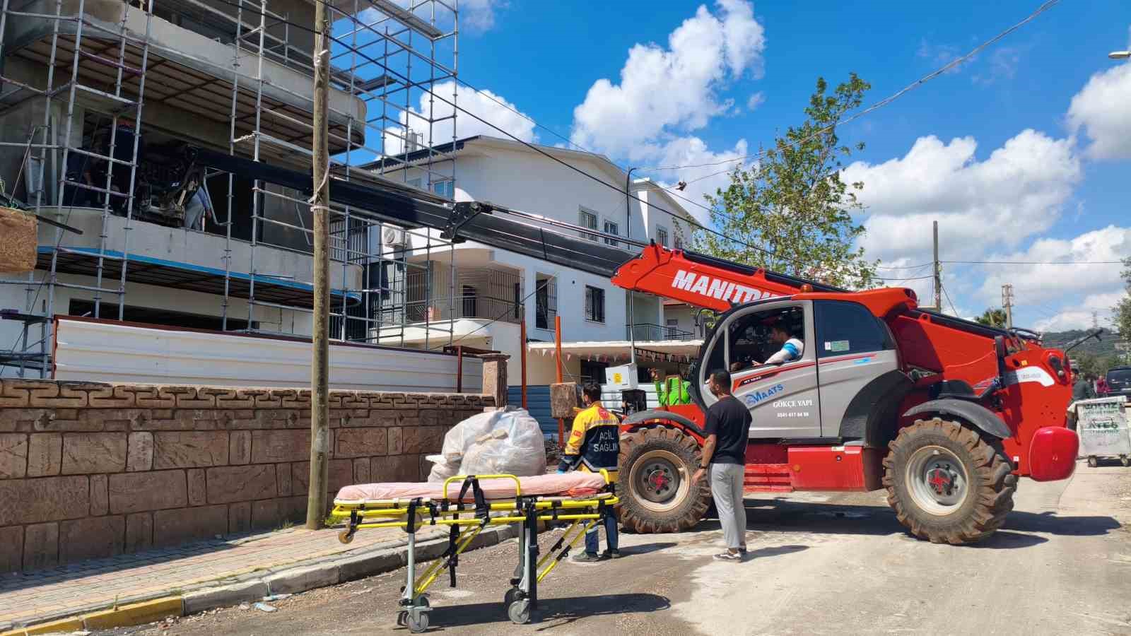 Demir iskeleden düşen inşaat işçisi yaralandı