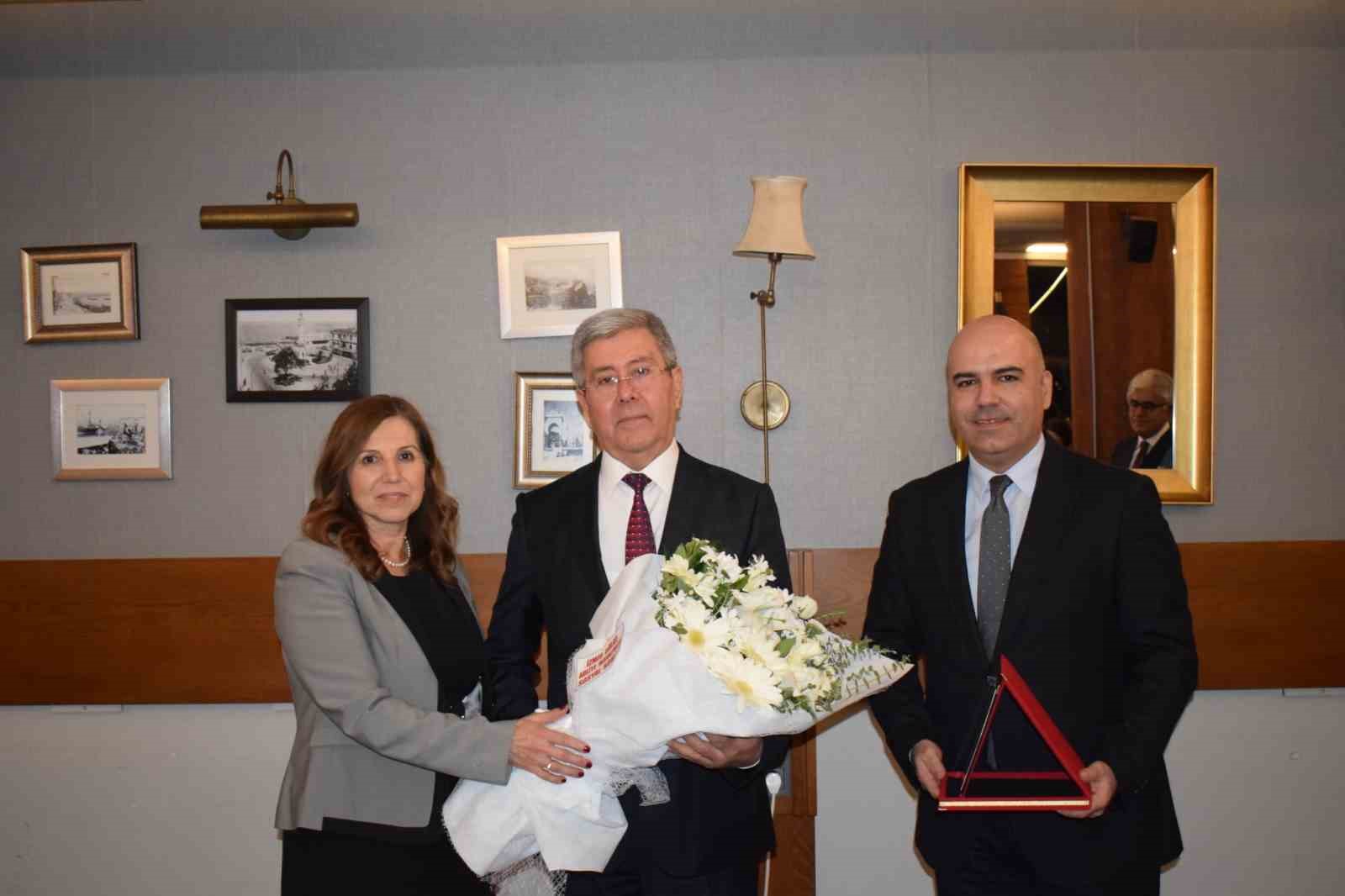 Emekli olan İzmir BAM Başsavcısı Arapoğlu&rsquo;na veda t&ouml;reni
