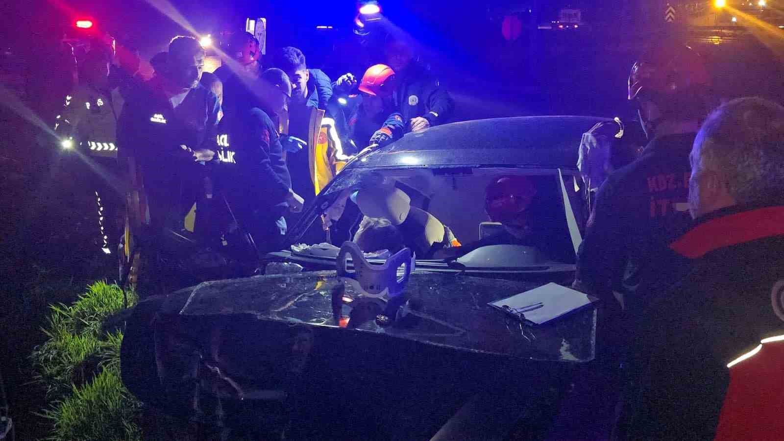 Beton bariyere &ccedil;arpan otomobil kazası g&uuml;venlik kamerasında
