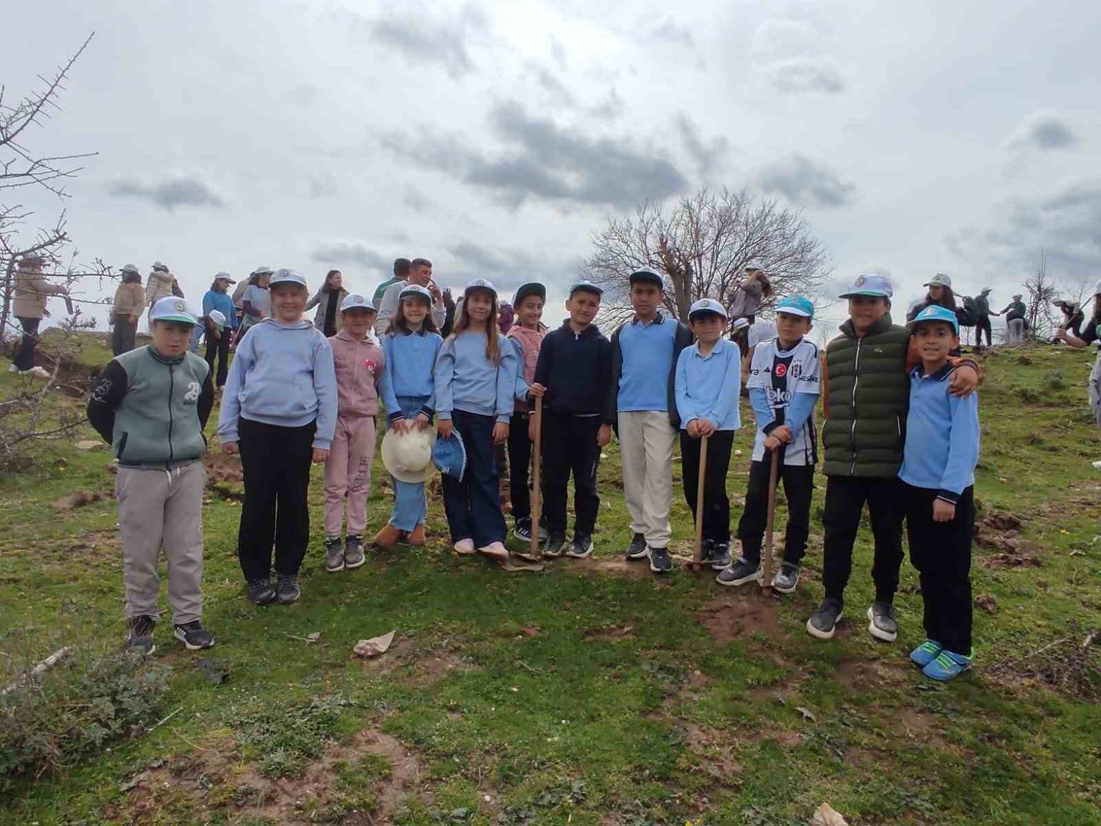 Sarıg&ouml;l&rsquo;de 400 fıstık &ccedil;amı toprakla buluştu
