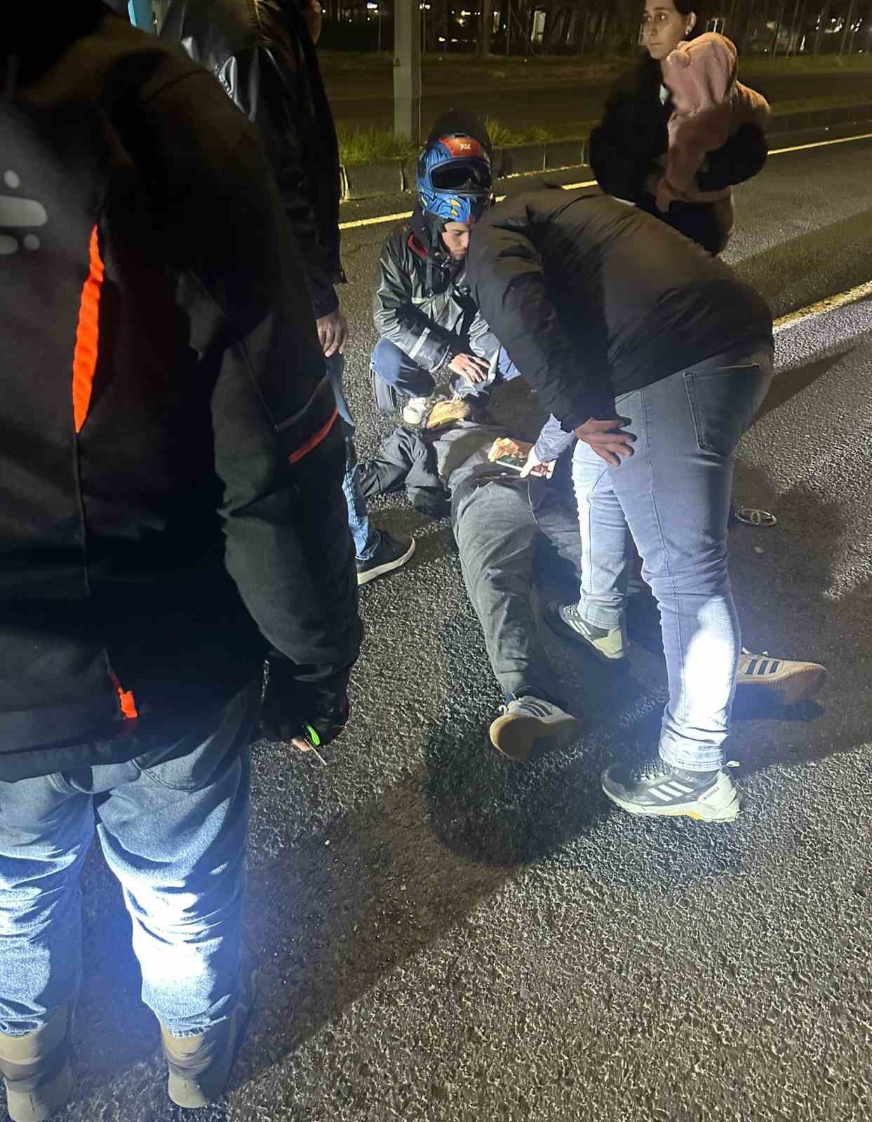 Otomobilin &ouml;n&uuml;ne atlayan gen&ccedil; yaralandı
