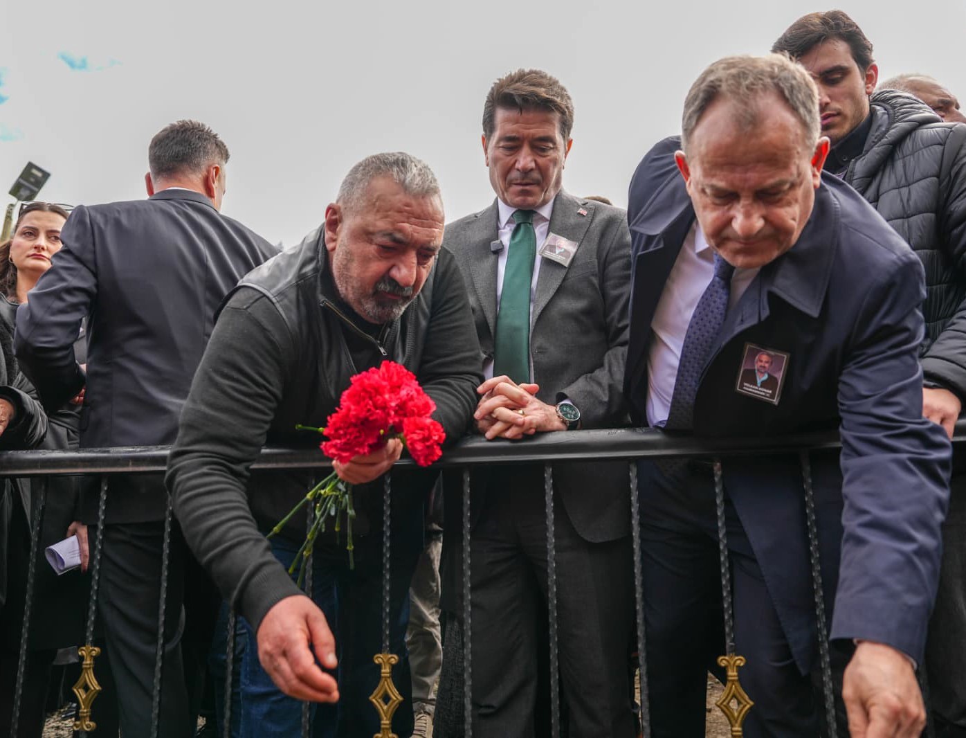 Sanatçı Volkan Konak ölümünün 1. yıldönümünde mezarı başında anıldı