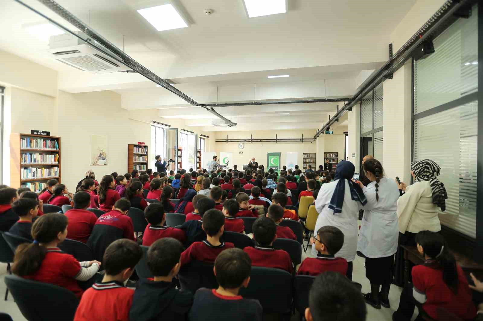 K&uuml;t&uuml;phane Haftası&rsquo;na &ouml;zel Yazar-Okur Buluşmaları
