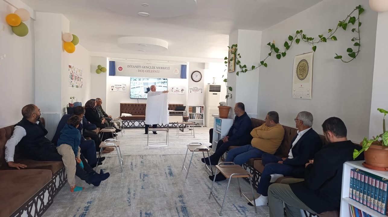 Kutsal yolculuk &ouml;ncesi hacı adaylarına eğitim
