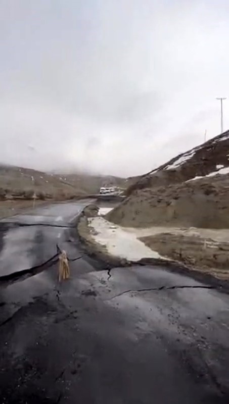 Bing&ouml;l&rsquo;de toprak kayması sonucu yol &ccedil;&ouml;kt&uuml;: Ulaşım durdu
