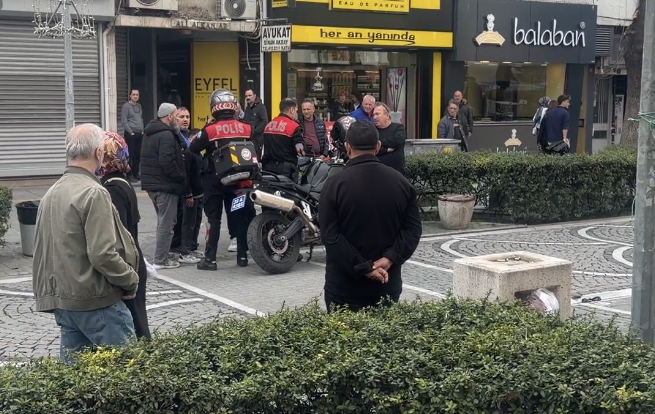 L&uuml;leburgaz&rsquo;da &ccedil;ocuklar kavga etti, vatandaş g&uuml;&ccedil;l&uuml;kle ayırdı
