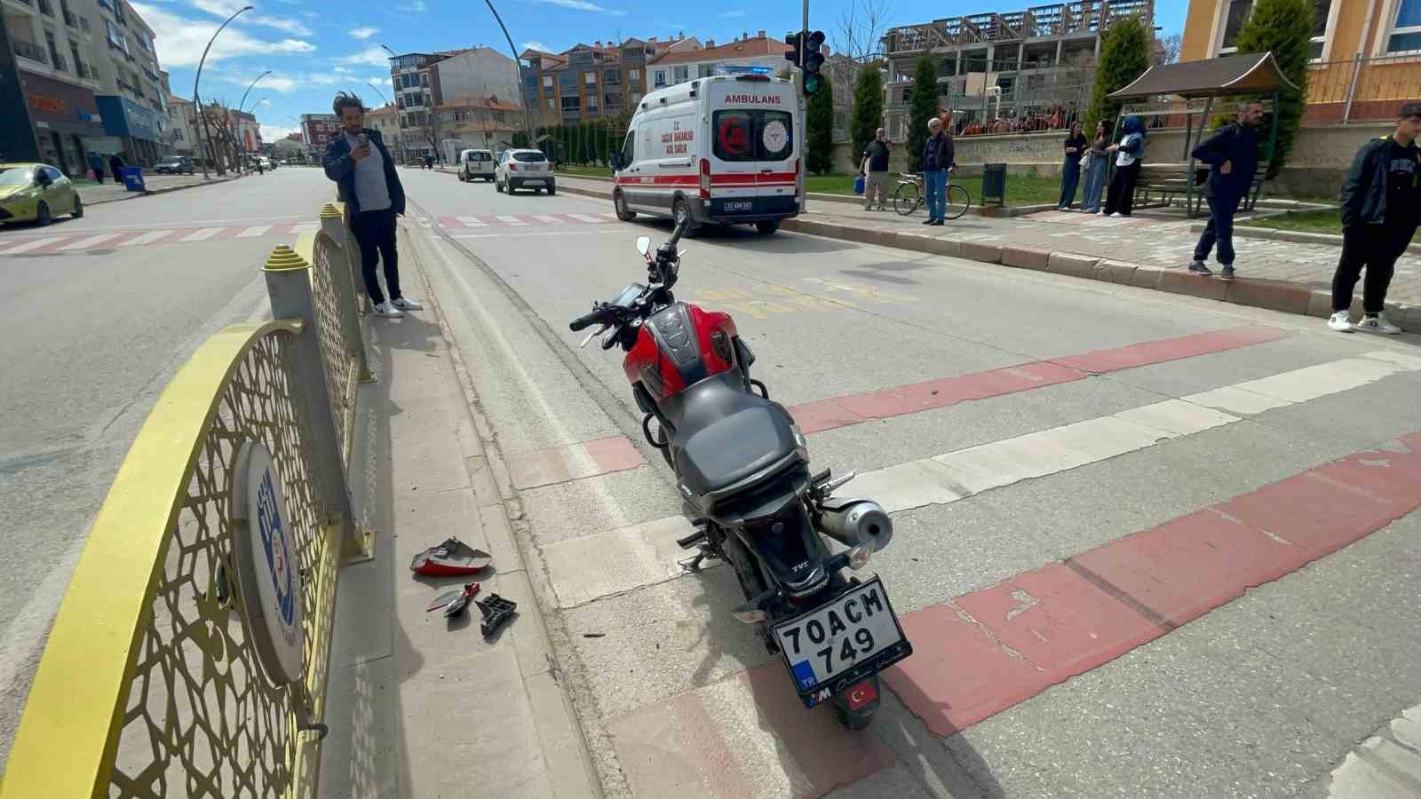 Cipe arkadan çarpan motosikletli genç yaralandı