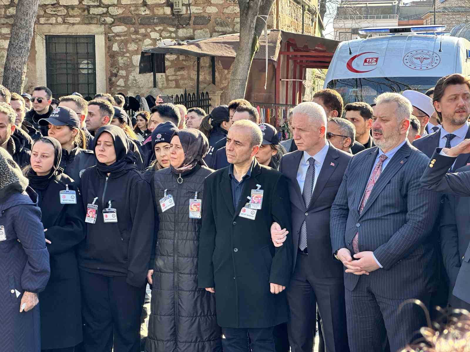 İstanbul&rsquo;daki kazada şehit olan polis memuru son yolculuğuna uğurlandı
