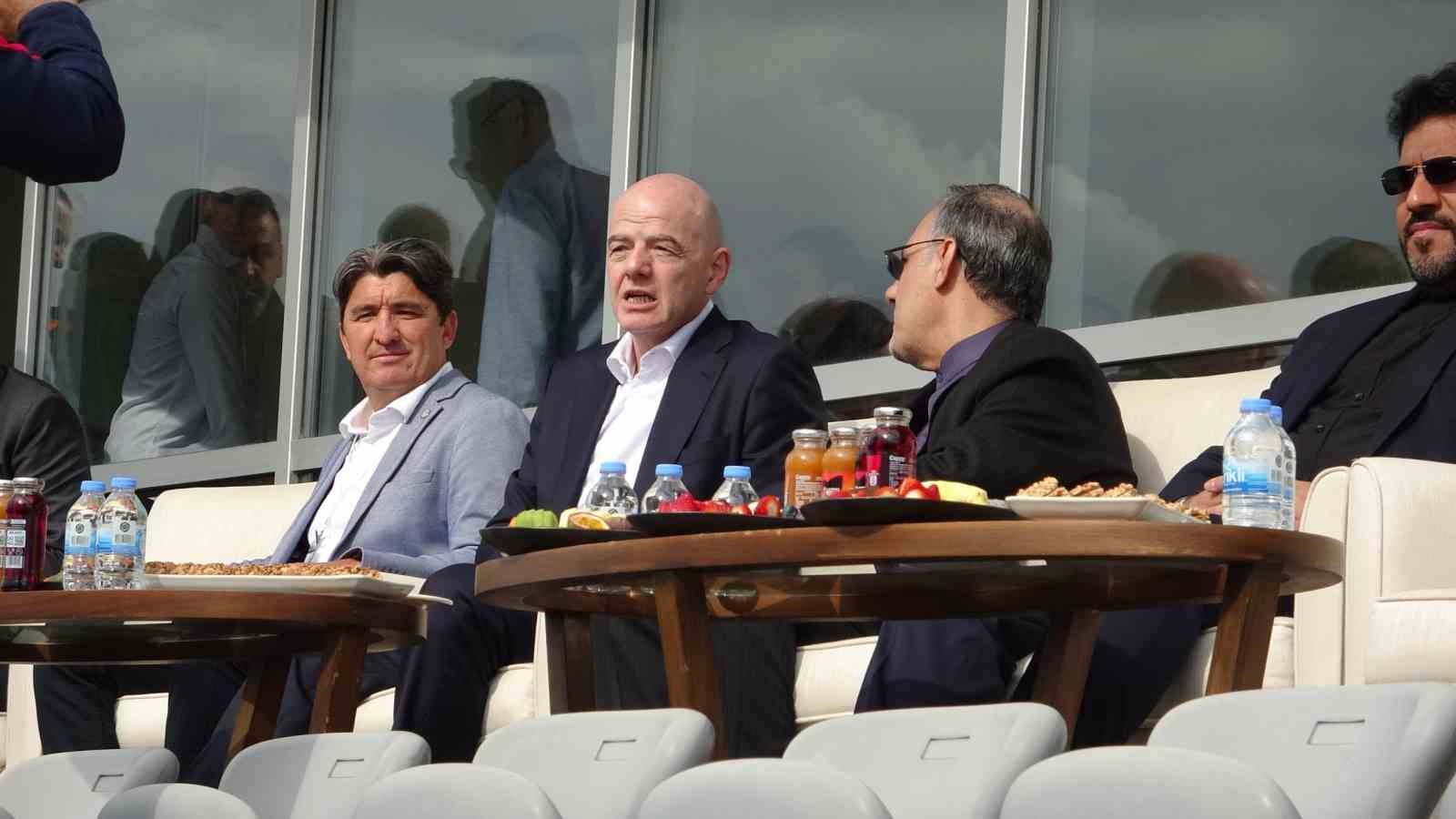 İran A Milli Futbol takımı, Kosta Rika ma&ccedil;ına savaşta hayatını kaybeden &ccedil;ocukların fotoğrafıyla &ccedil;ıktı
