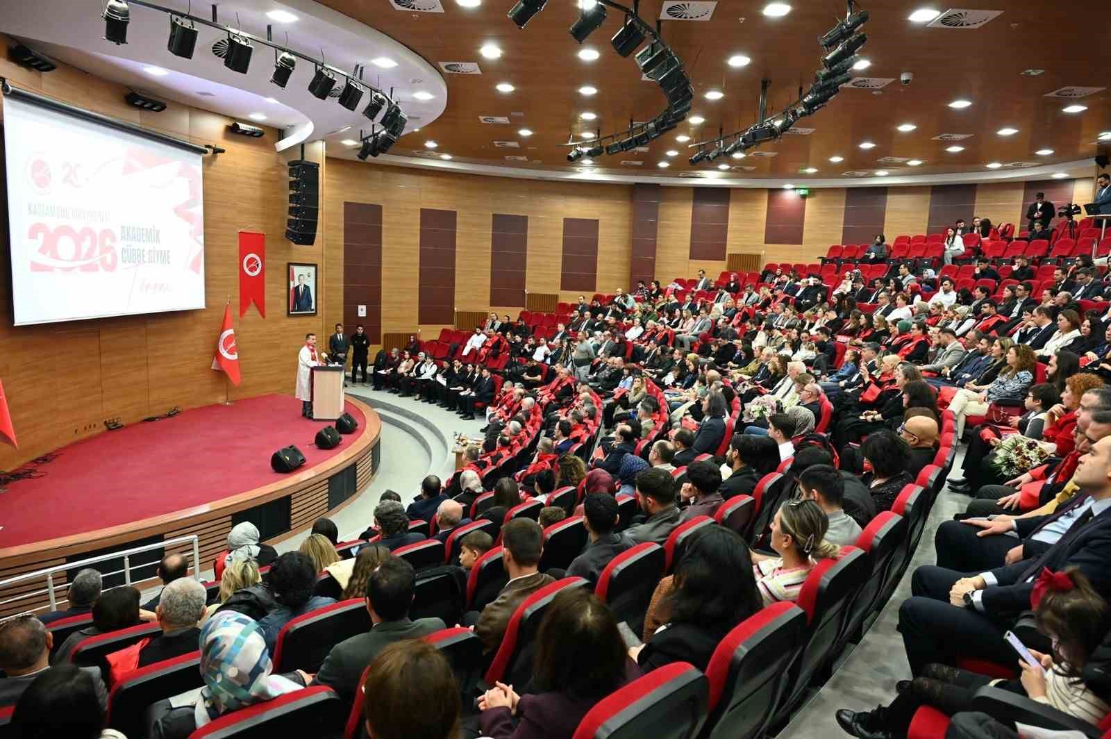 Kastamonu &Uuml;niversitesi&rsquo;nde 89 akademisyen c&uuml;bbe giydi
