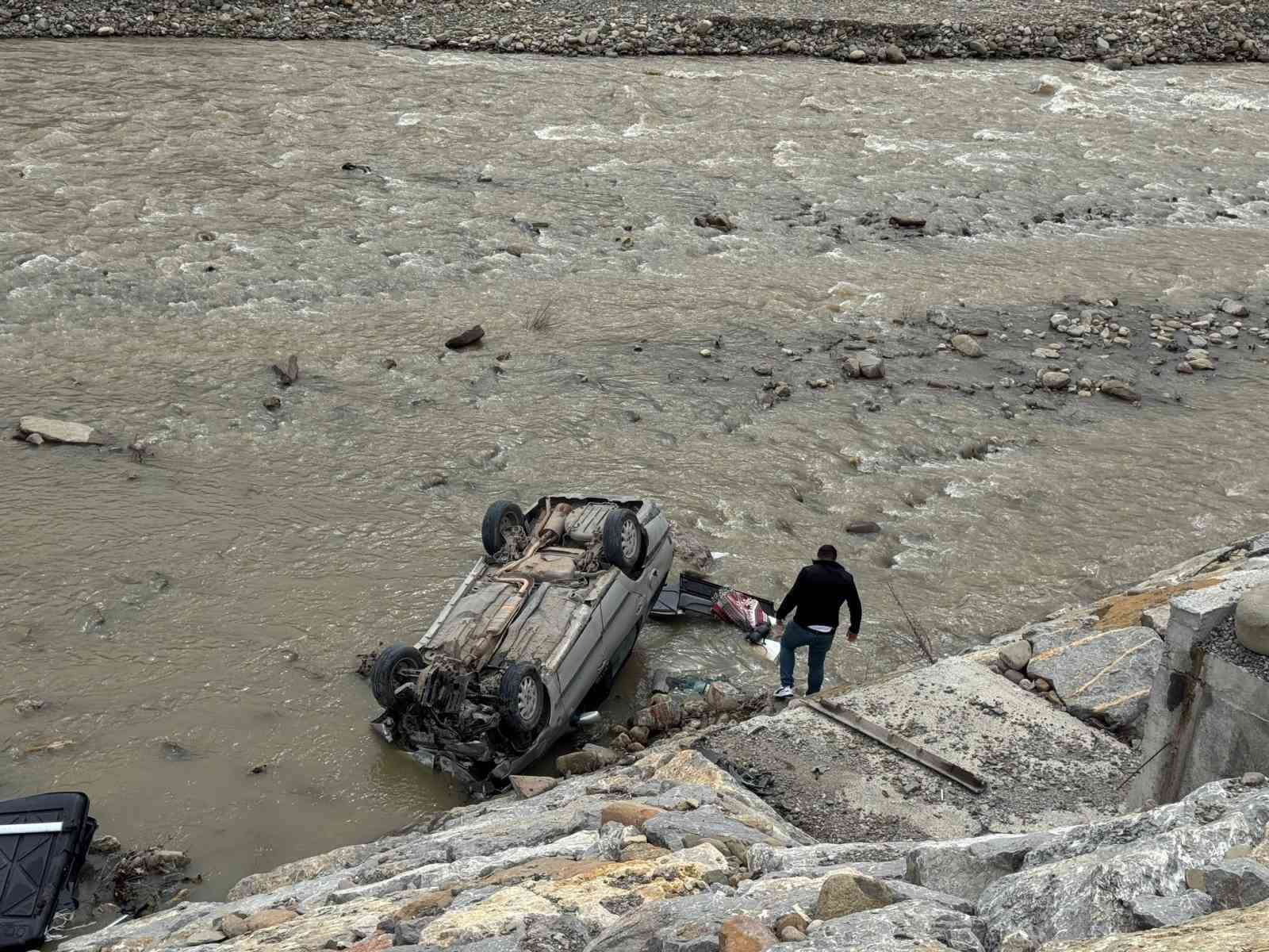 Ayancık’ta otomobil ırmağa uçtu: 1 yaralı