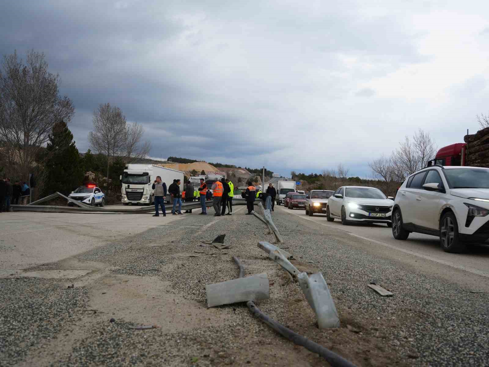 Direksiyon başında fenalaştı, hafriyat kamyonu şarampole devrildi