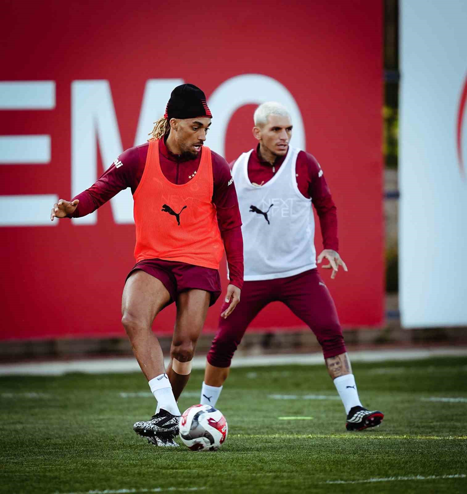 Galatasaray, Trabzonspor ma&ccedil;ı hazırlıklarını s&uuml;rd&uuml;rd&uuml;
