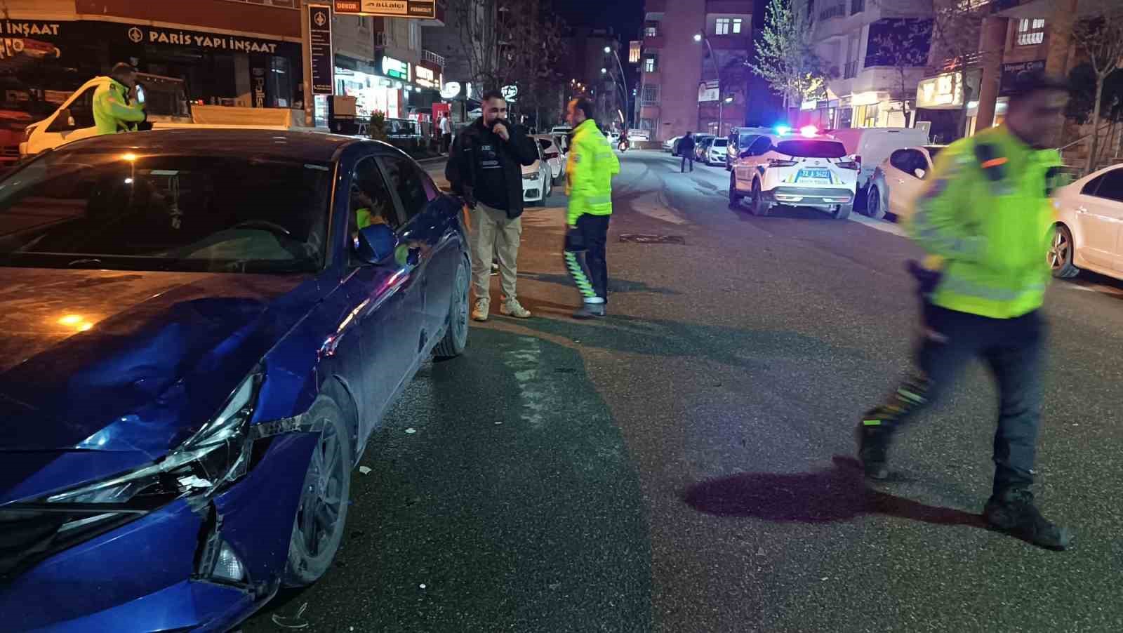 &Ouml;nce yayaya ardından park halindeki araca &ccedil;arpıp ka&ccedil;tı
