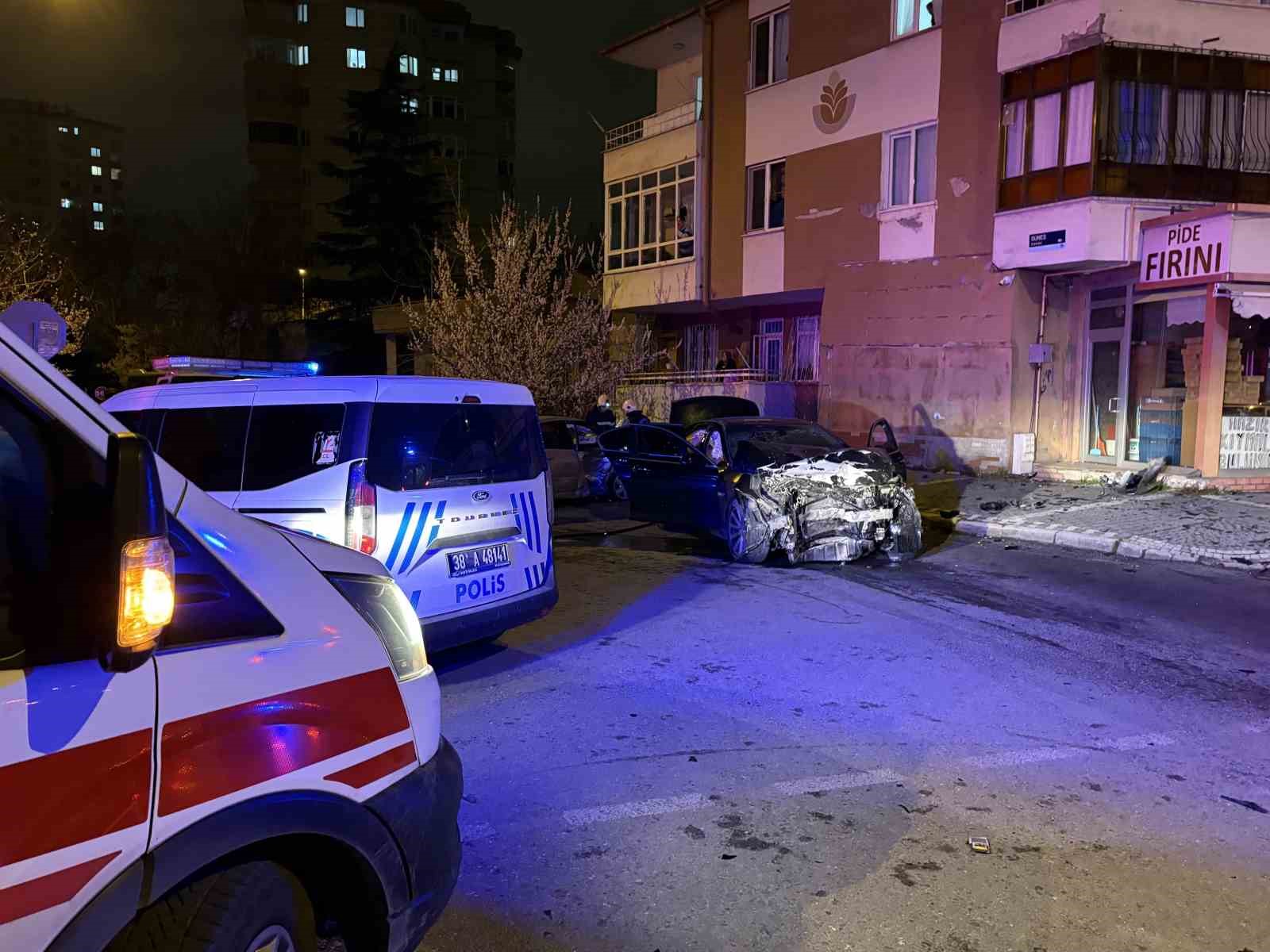 Kazada savrulan otomobilin duvarı yıkma anı kamerada