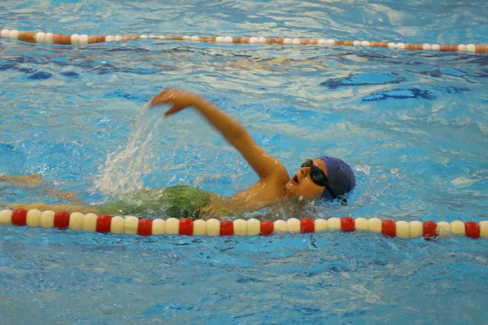 Şanlıurfa’da minik yüzücülerden 24 madalya