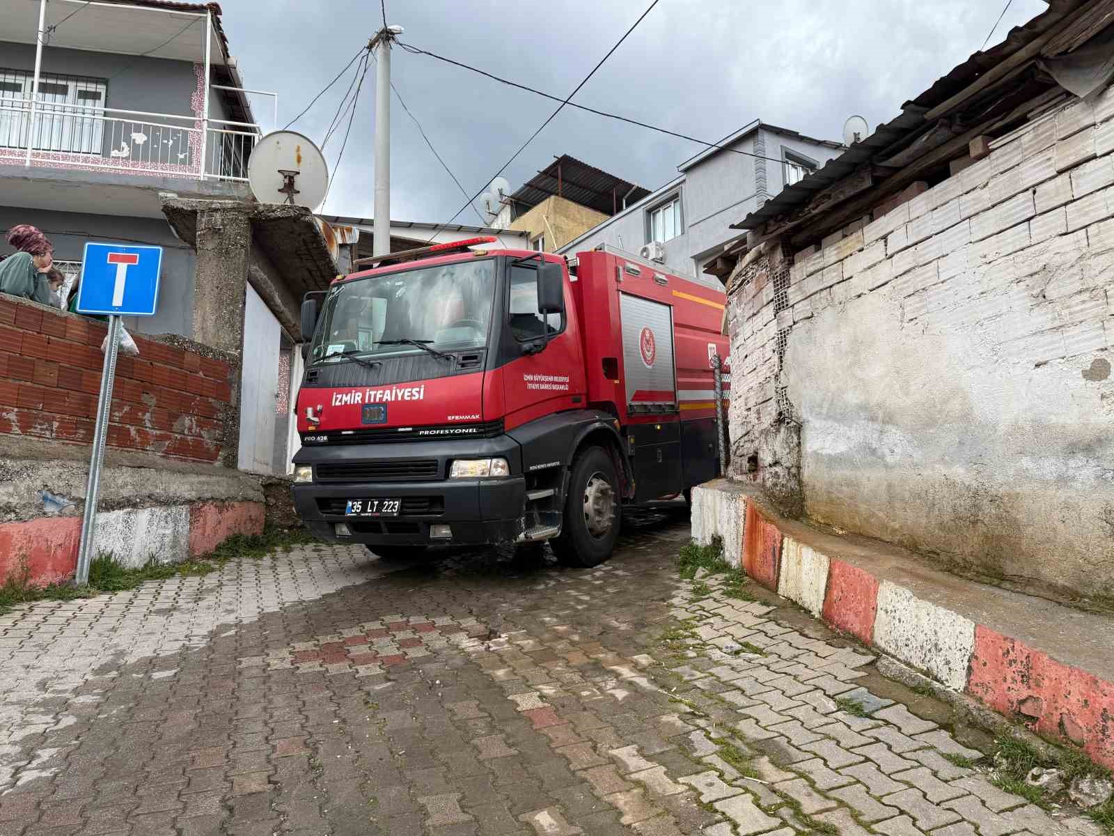İzmir&rsquo;de tek katlı evde &ccedil;ıkan yangın korkuttu

