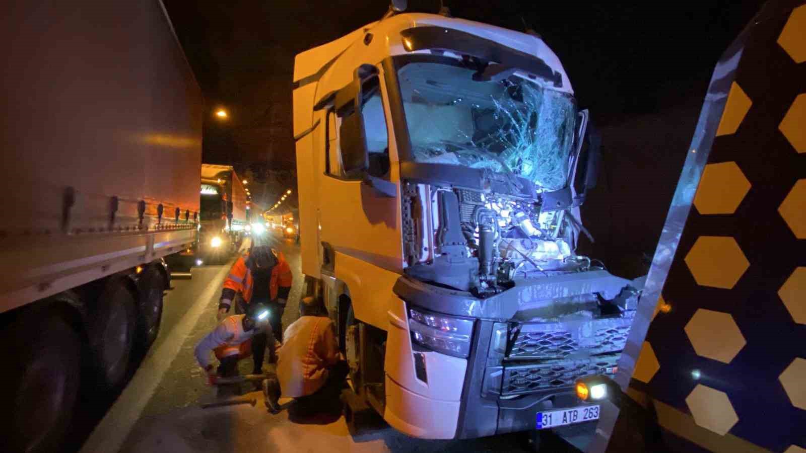 TEM&rsquo;de t&uuml;nel i&ccedil;inde 4 ara&ccedil; &ccedil;arpıştı, sıkışan tır s&uuml;r&uuml;c&uuml;s&uuml; yaralandı
