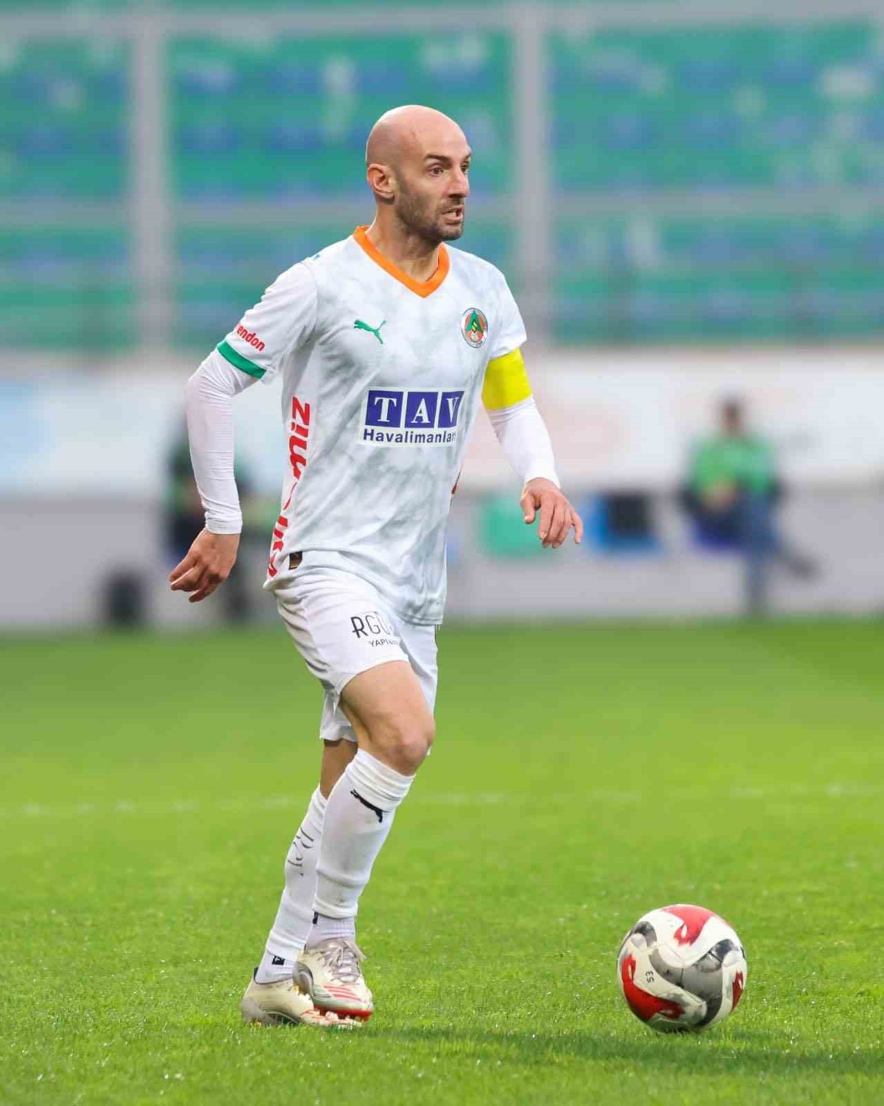 Corendon Alanyaspor kaptanı Efecan Karaca ameliyat edildi