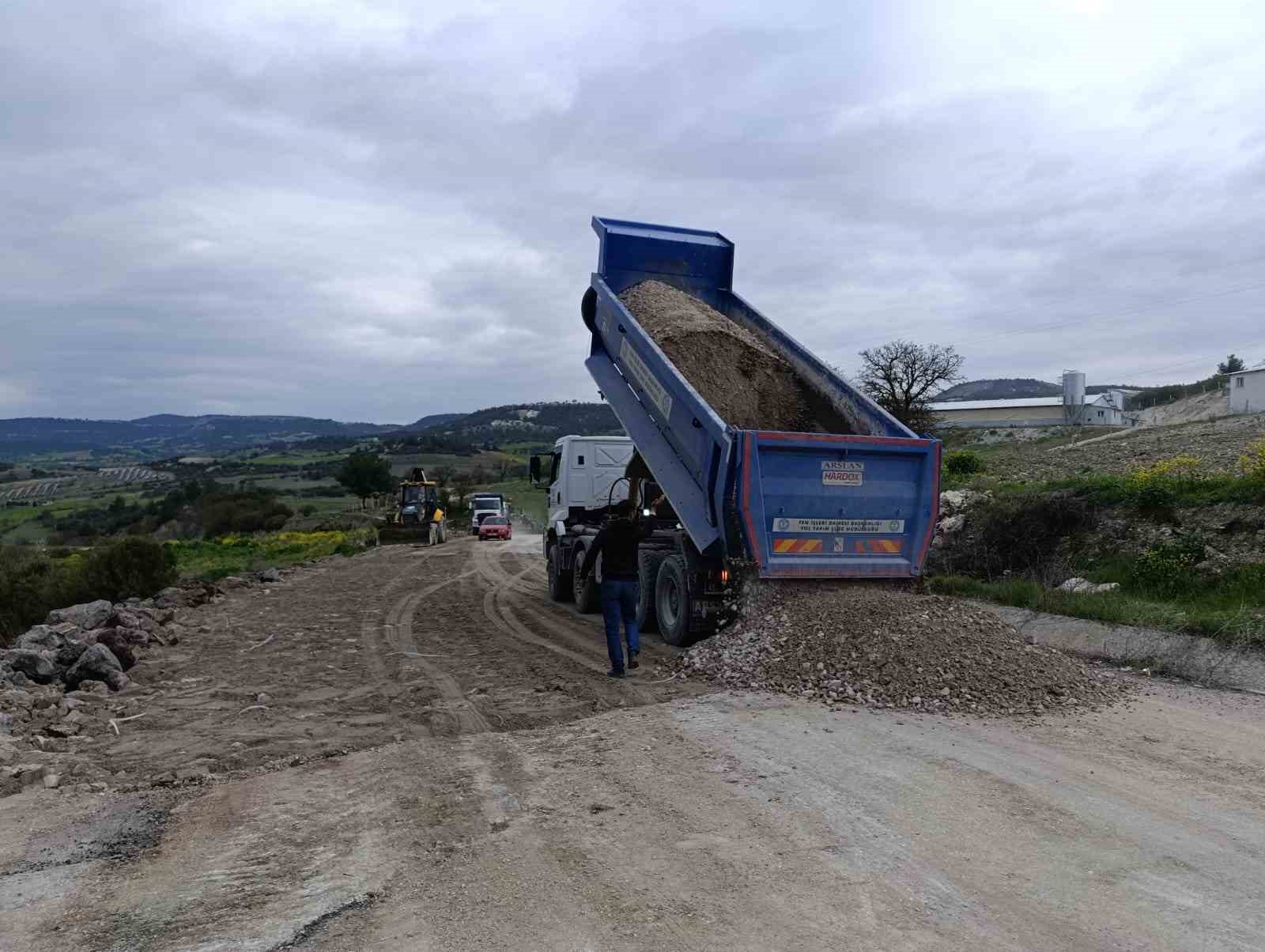 Selendi-Kula eski yolu yeniden trafiğe açıldı