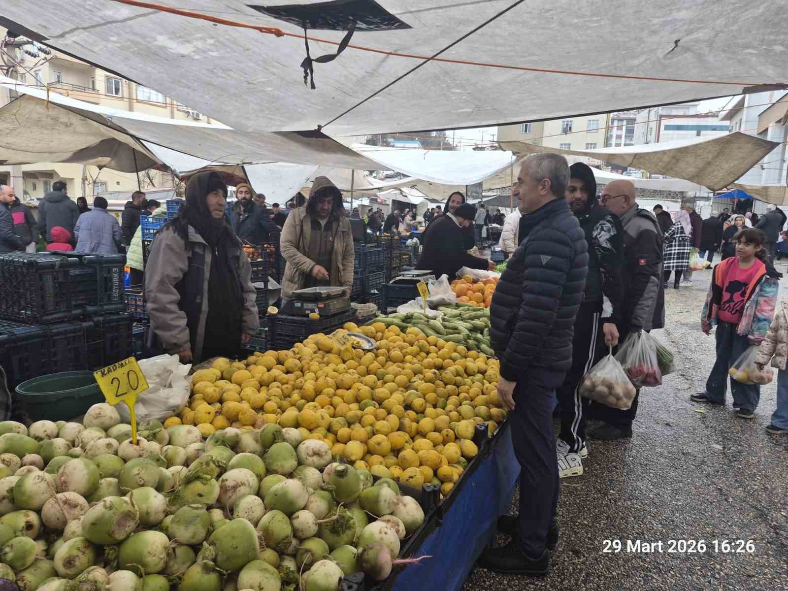 Tahmazoğlu, semt pazarı esnafını ziyaret etti
