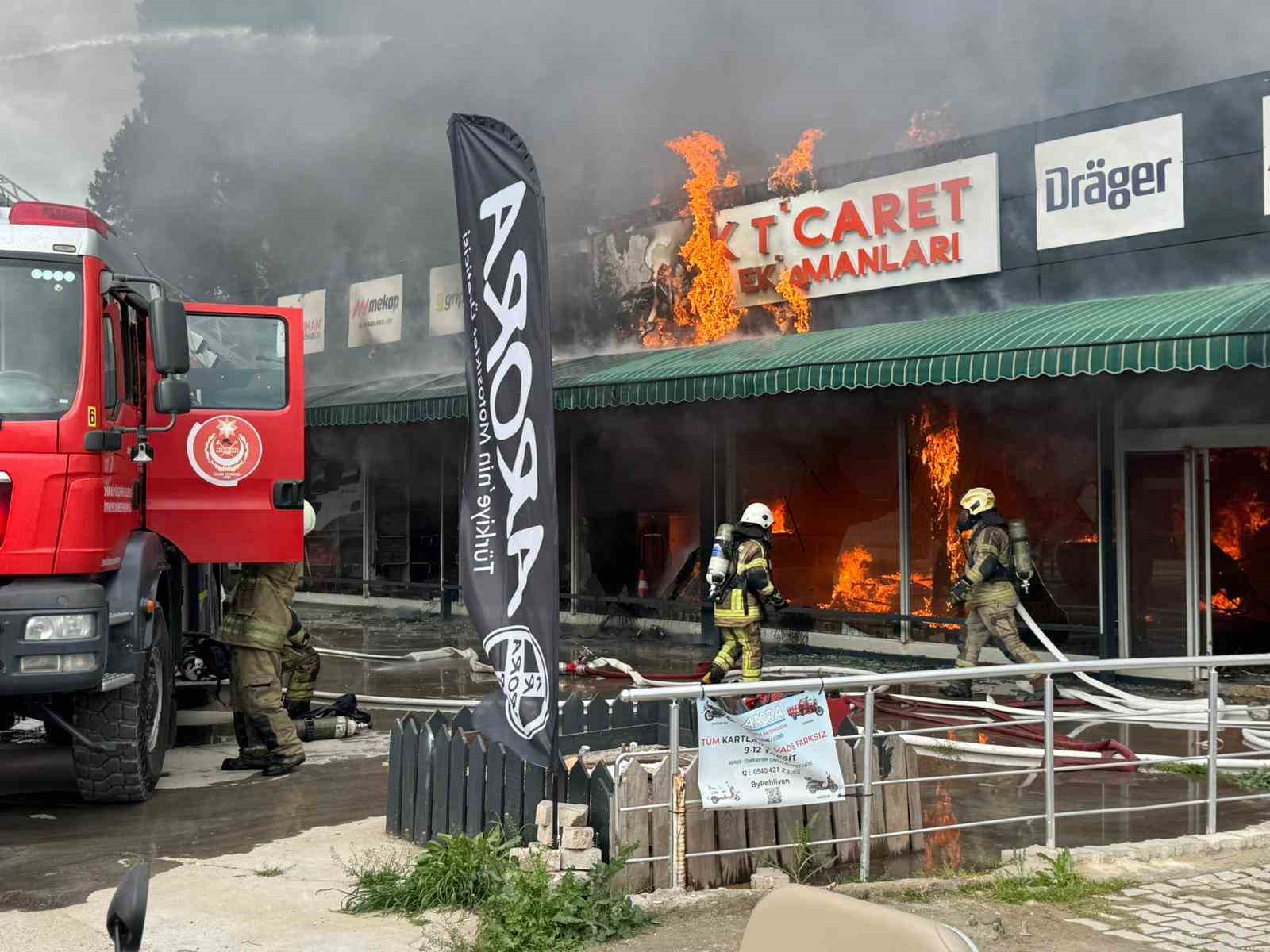 İzmir&rsquo;de iş g&uuml;venliği ekipmanları satan iş yerinde yangın
