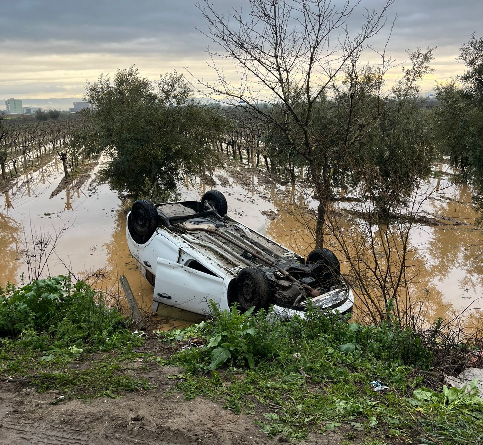 Manisa’da kaza yapan sürücü otomobilini bırakıp kaçtı