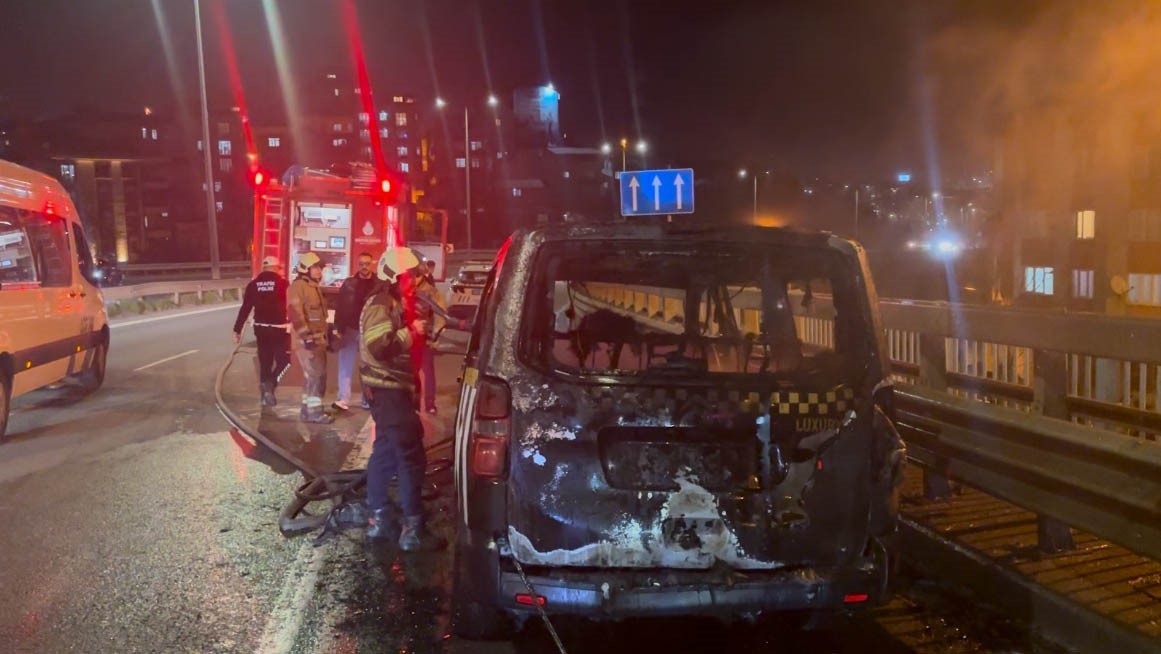 Okmeydanı&rsquo;nda ticari takside yangın: Yolcular son anda tahliye edildi
