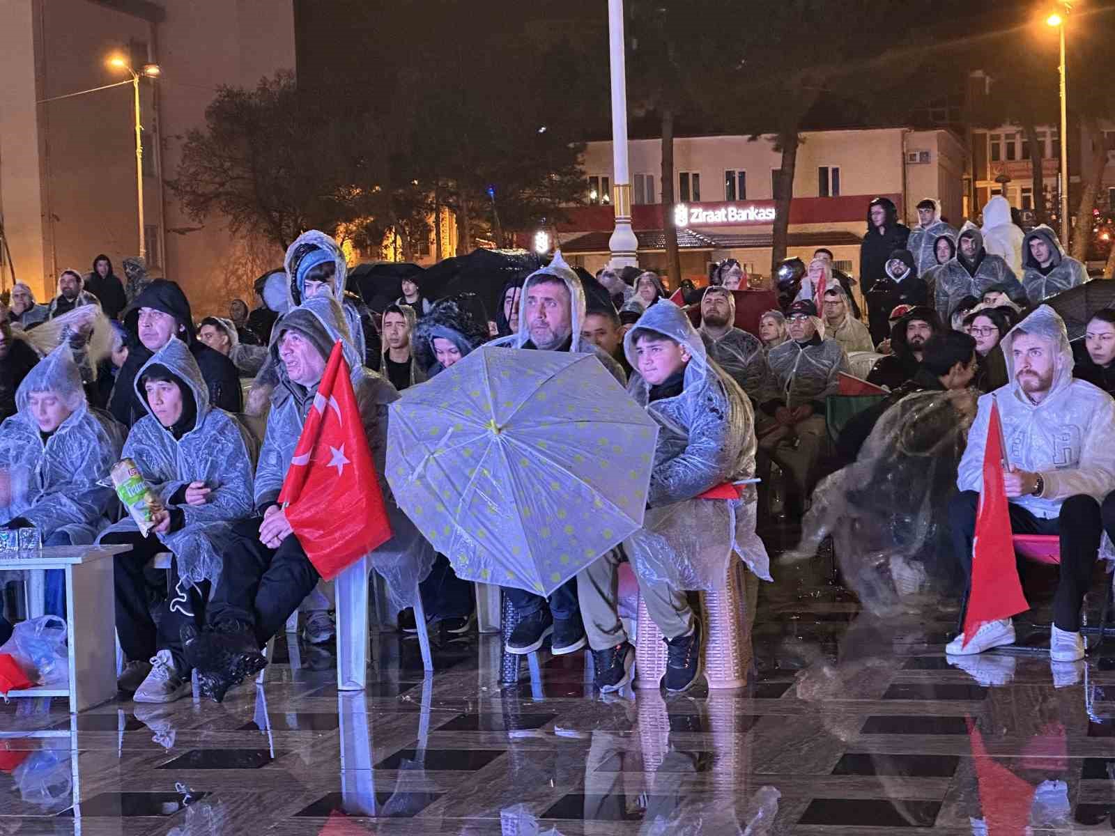 A Milli Futbol Takımı’na yağmur altında destek