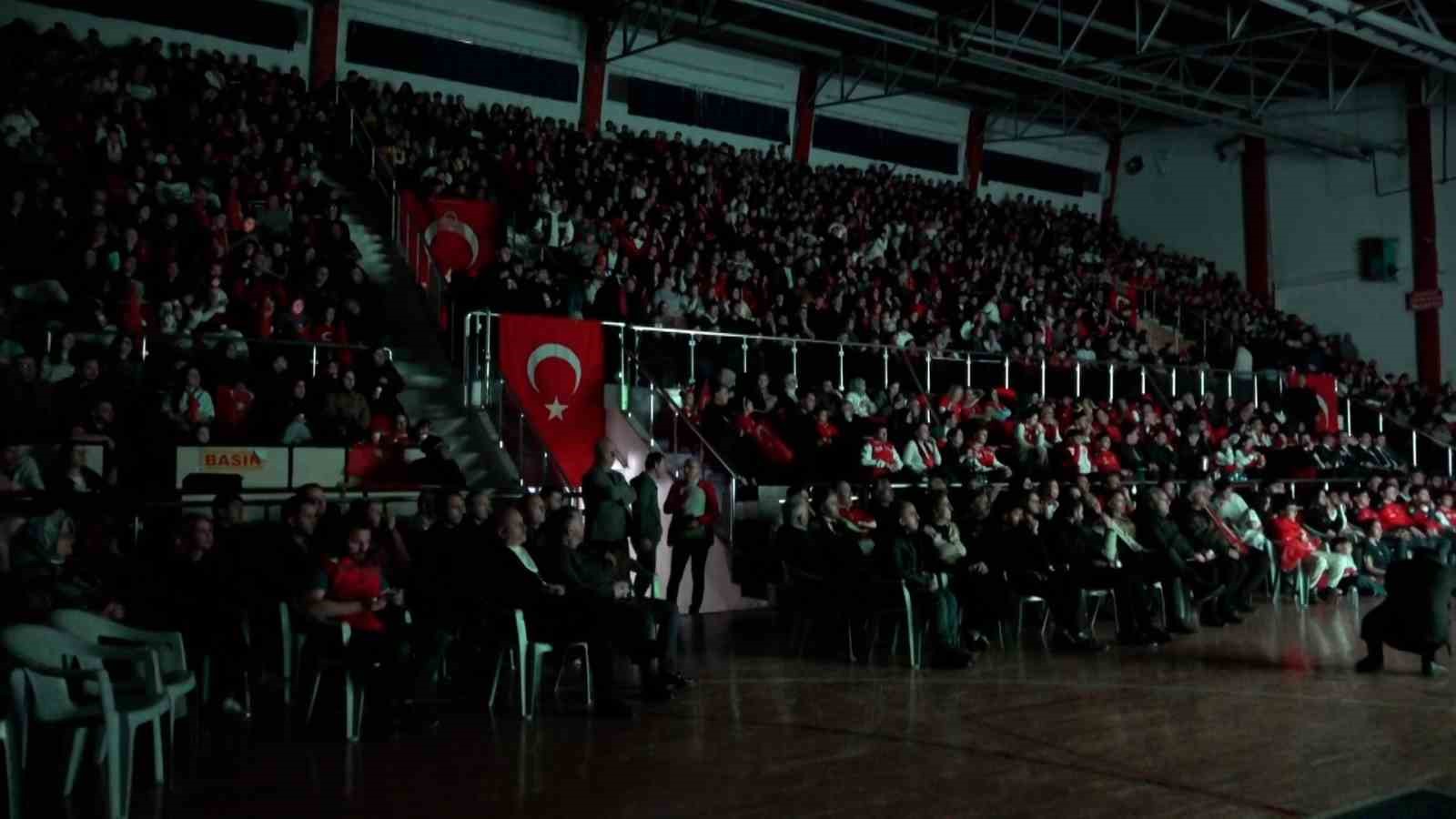 Bolu&rsquo;da y&uuml;zlerce kişi milli ma&ccedil; i&ccedil;in tek y&uuml;rek oldu
