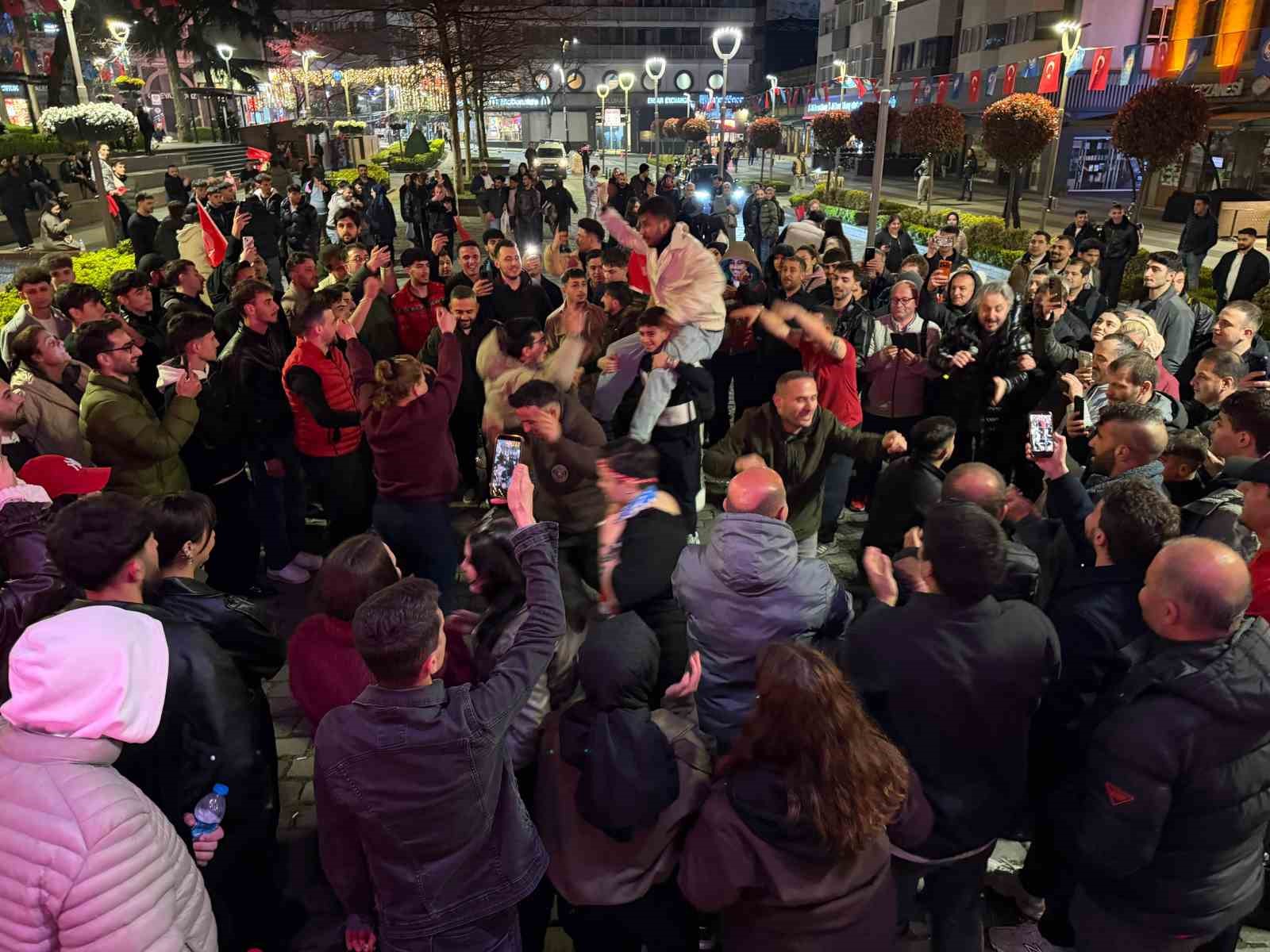 A Milli Futbol Takımı&rsquo;nın, D&uuml;nya Kupası&rsquo;na katılmaya hak kazanması Trabzon&rsquo;da coşkuyla kutlandı
