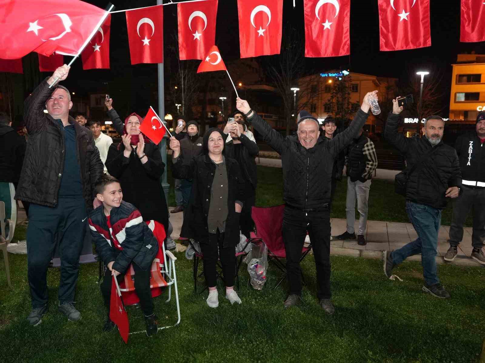 D&uuml;zceliler mili ma&ccedil; heyecanını Millet Bah&ccedil;esi&rsquo;nde yaşadı
