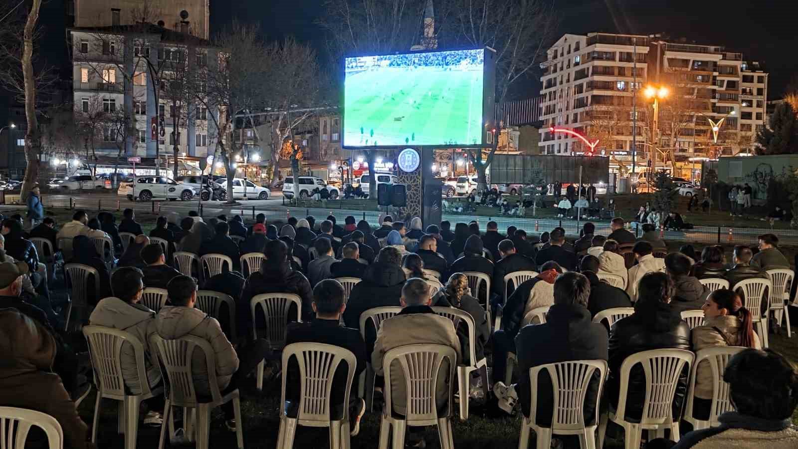 Kütahya’da milli maç coşkusu dev ekrana taşındı