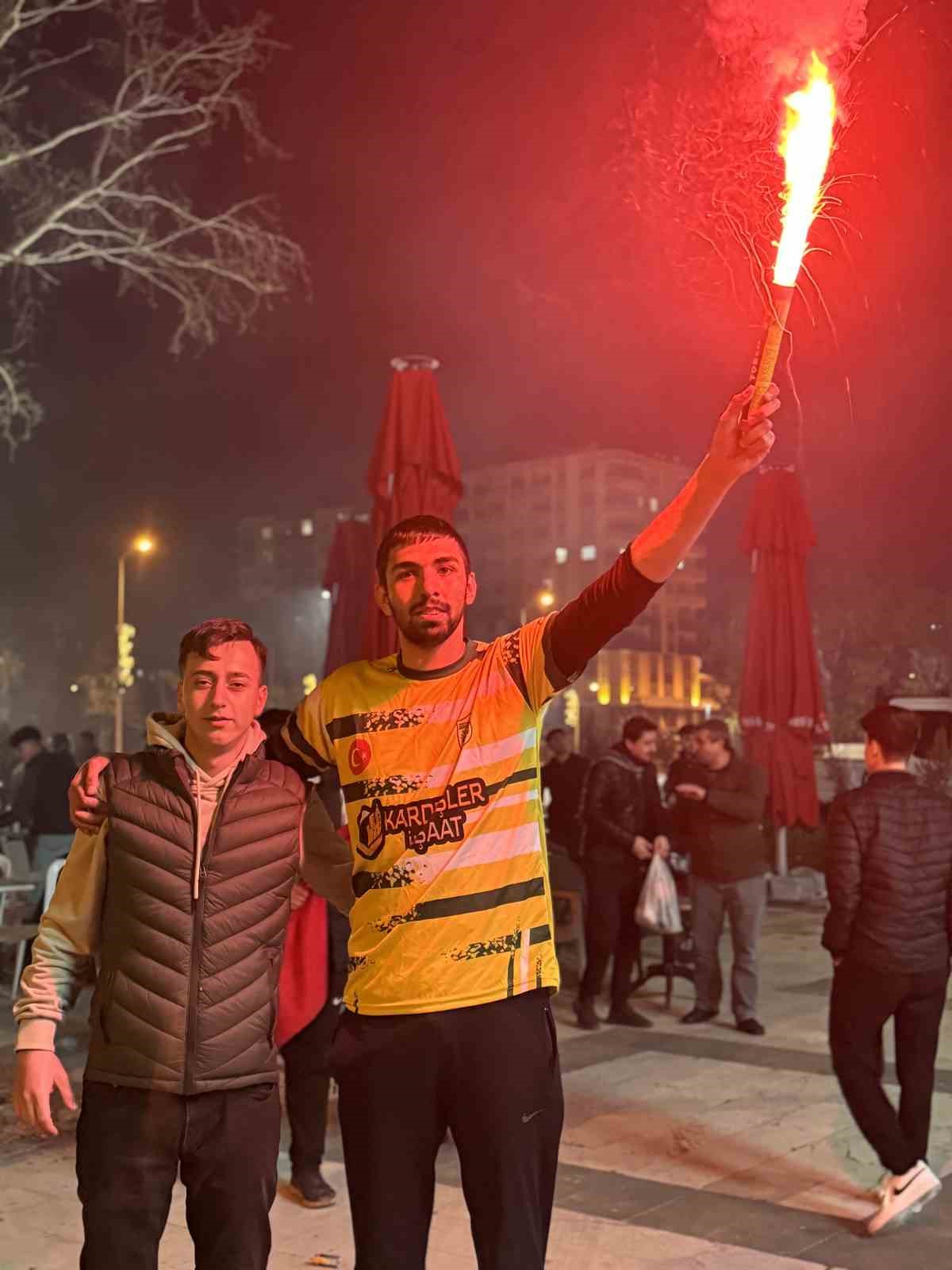 Osmaniyeliler meşalelerle tarihi zaferi kutladı