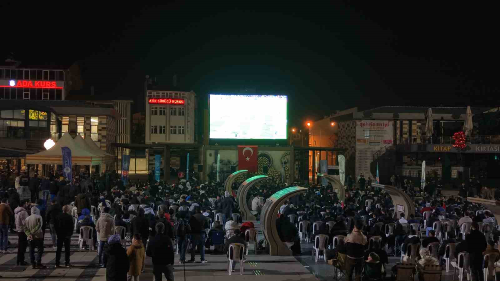 Çorum’da milli maç coşkusu kent meydanında yaşandı
