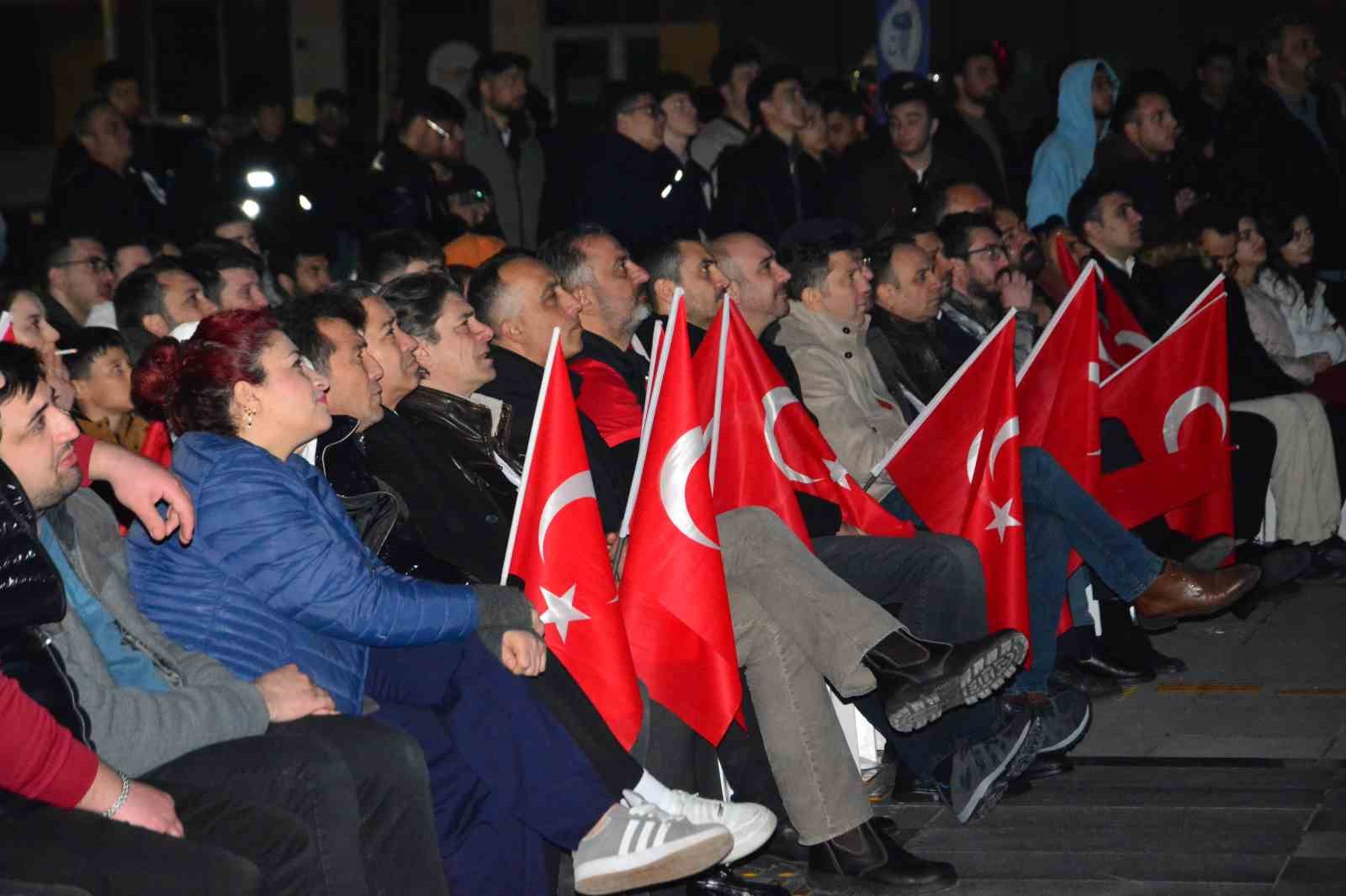 Çorum’da milli maç coşkusu kent meydanında yaşandı