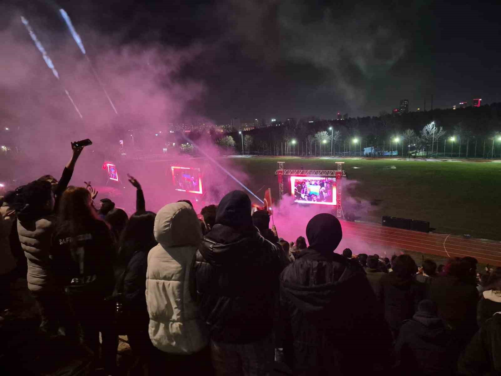 T&uuml;rkiye&rsquo;nin 24 yıl sonra D&uuml;nya Kupasına gitmesi Ankara&rsquo;da coşku ile kutlandı
