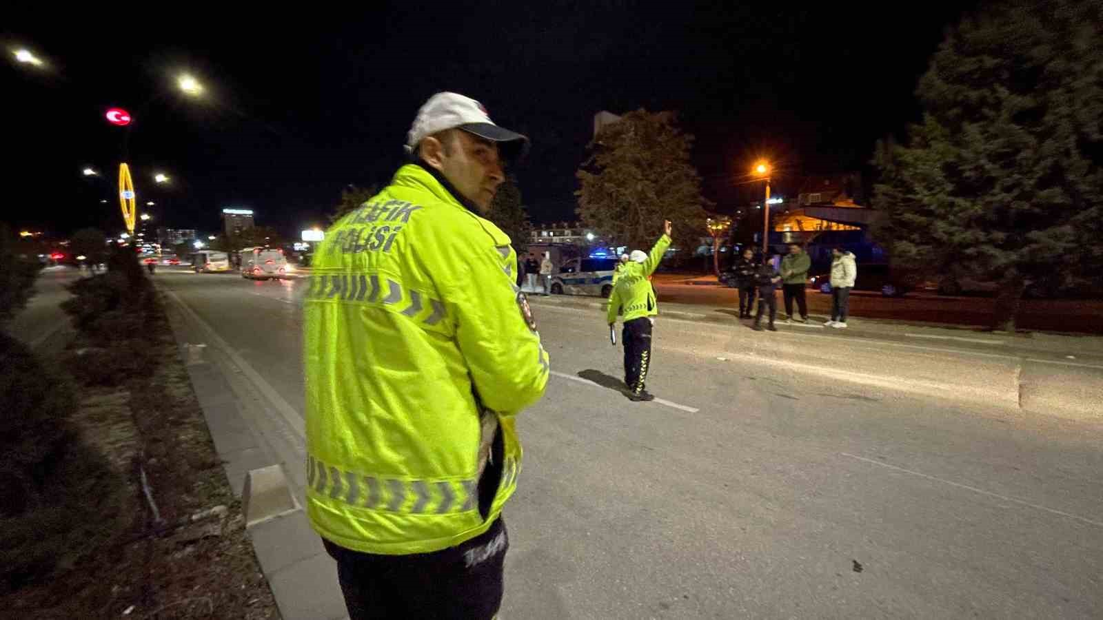 Hafif ticari araç üniversite öğrencisine çarptı: 3 yaralı