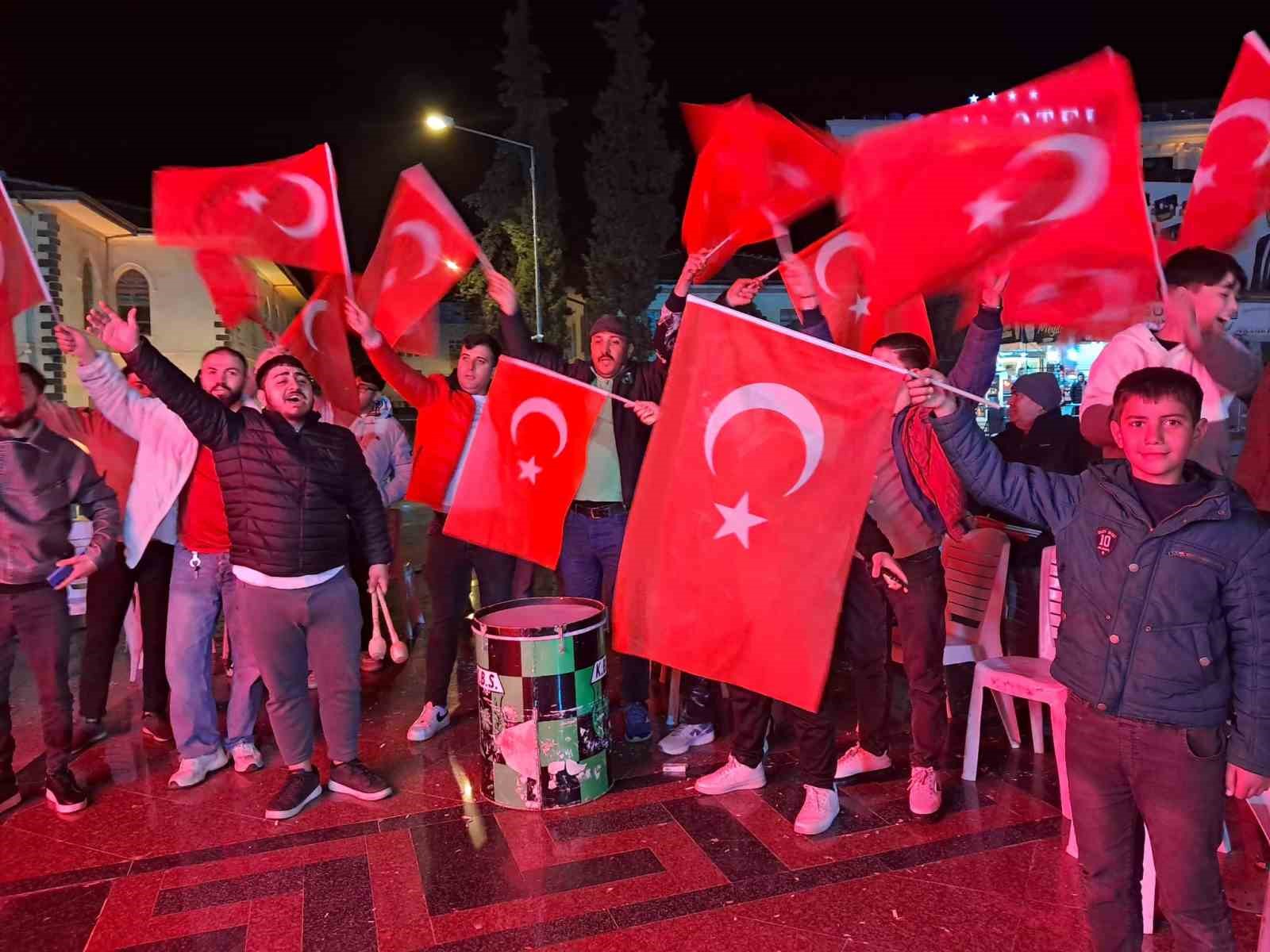 Sınırın sıfır noktasında D&uuml;nya Kupası coşkusu: T&uuml;rk bayrakları dalgalandı
