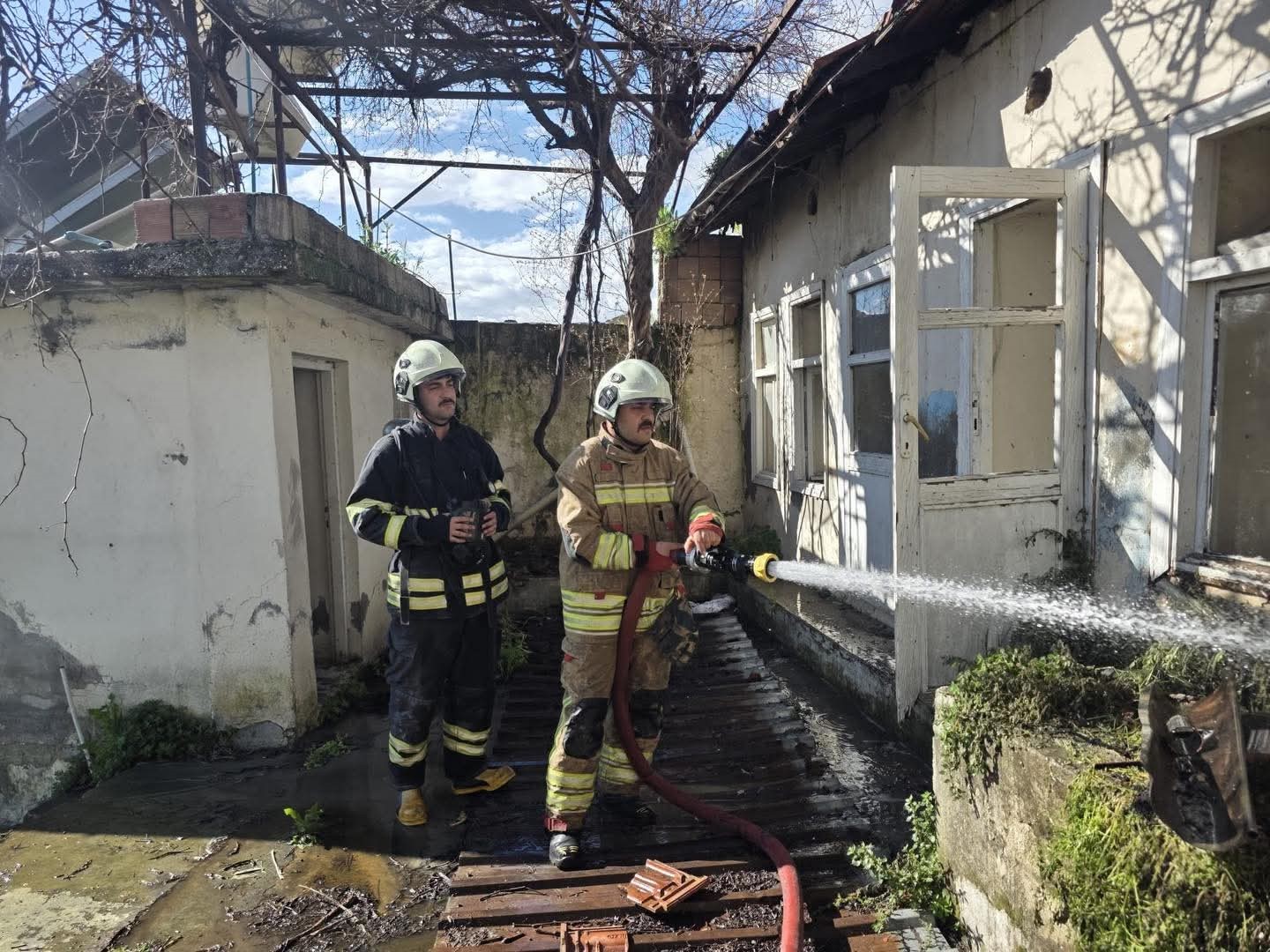 Antakya&rsquo;da metruk bina yangını
