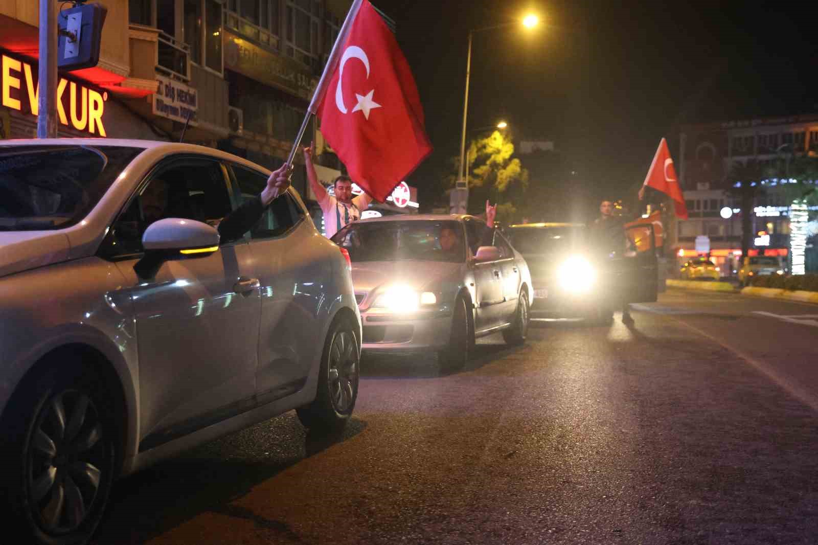 T&uuml;rkiye&rsquo;nin D&uuml;nya Kupası&rsquo;na katılması, Aydın&rsquo;da konvoyla kutlandı
