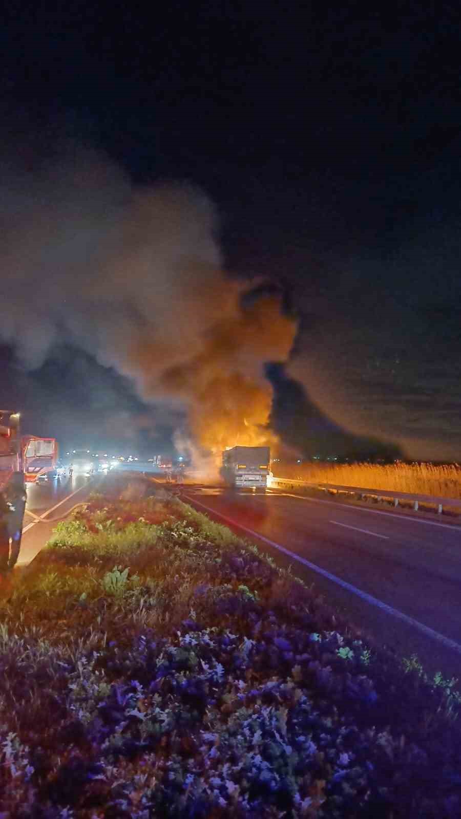 Karacabey&rsquo;de tır yangını: Bursa yolu trafiğe kapandı

