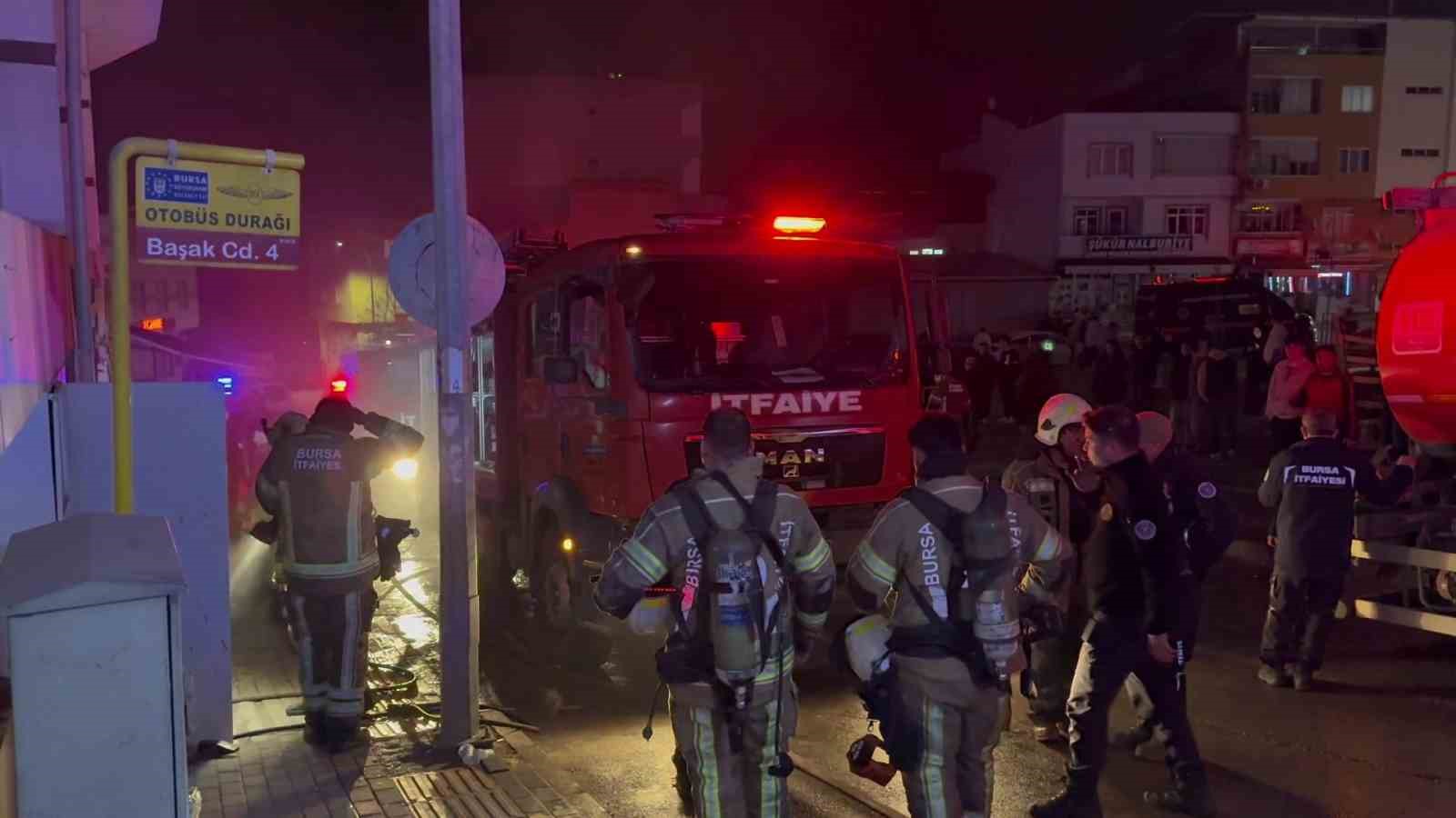 Bursa’da bir depoda çıkan yangın itfaiye ekiplerini harekete geçirdi